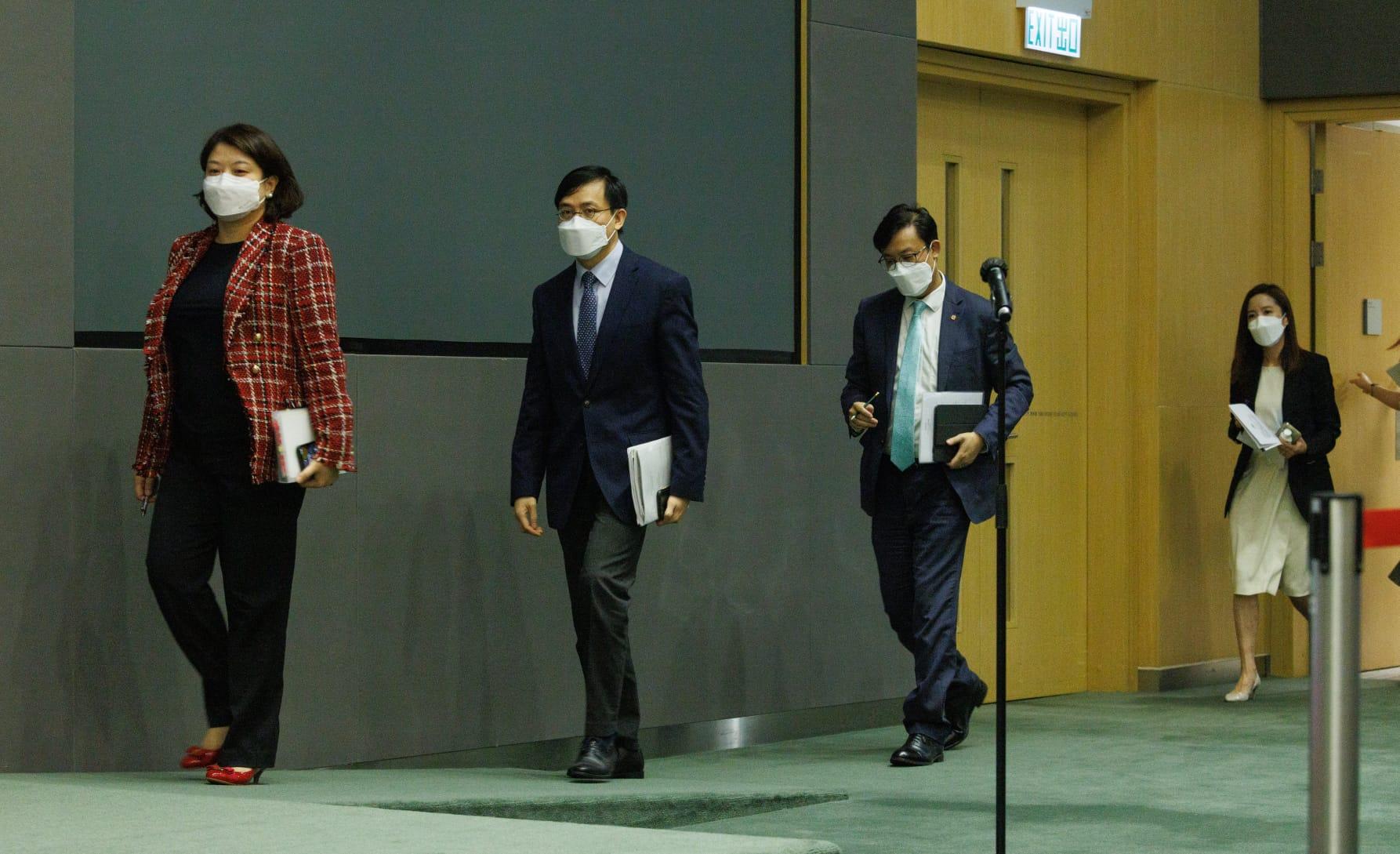 疫情|本地個案逐漸上升 醫務衞生局副局長李夏茵:會再觀察是否收緊社交距離措施 (蘇文傑攝)