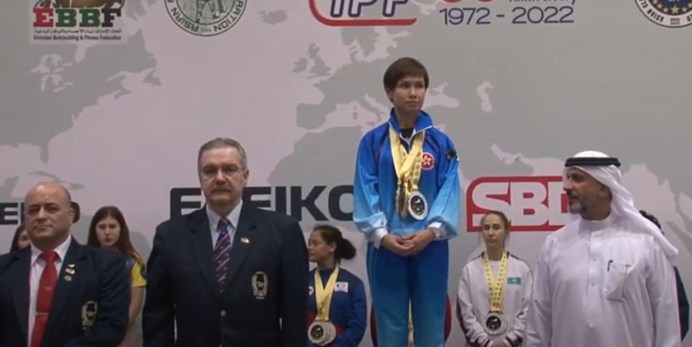 港運動員感疑惑望向場外