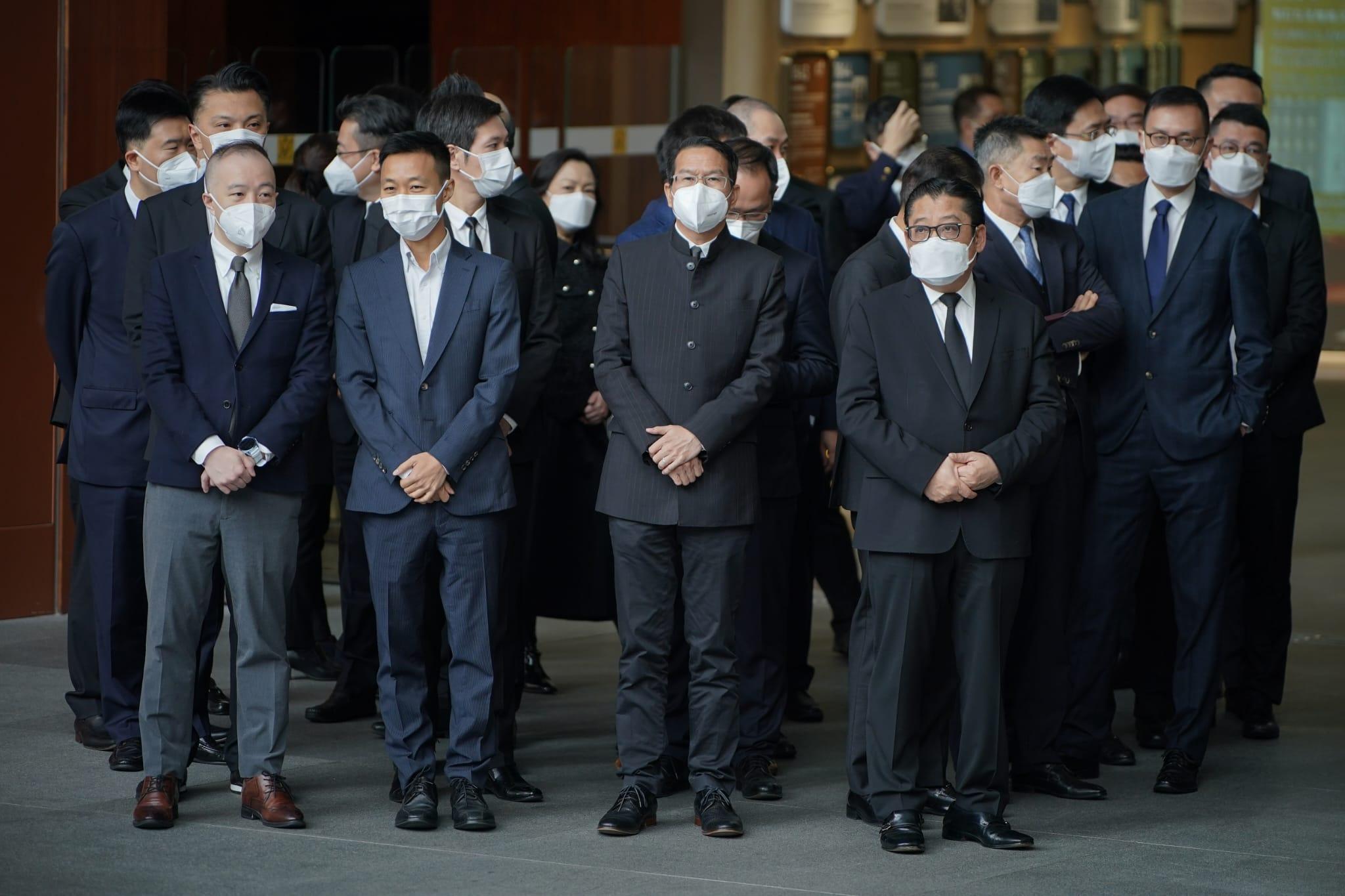 立法會主席梁君彥亦帶領一眾議員,收看北京的追悼大會。