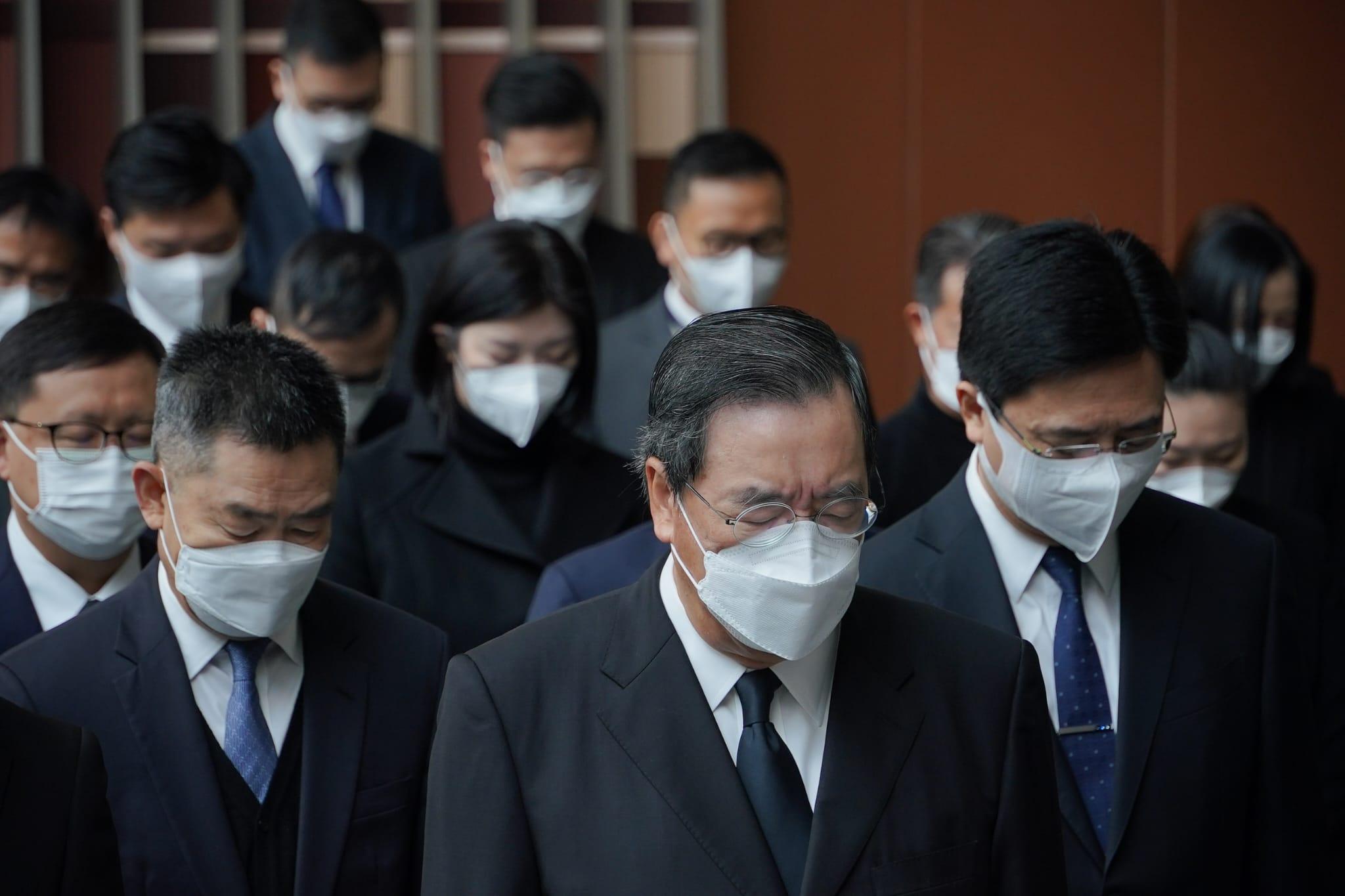 梁君彥昨日帶領一眾議員,在立法會綜合大樓地下大堂默哀3分鐘,悼念江澤民。