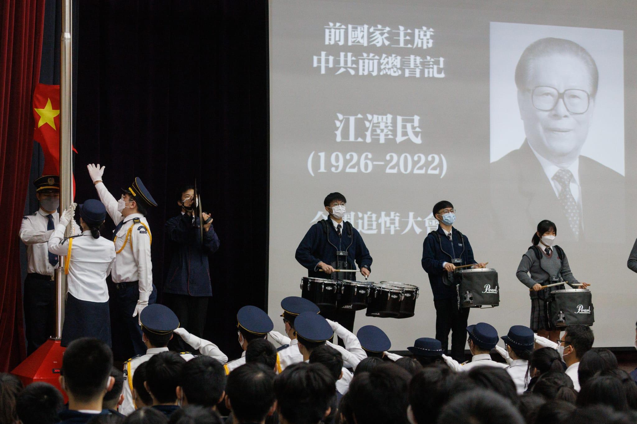 校方將於接近10時舉行升旗禮及下半旗儀式,儀式由校內制服團體負責