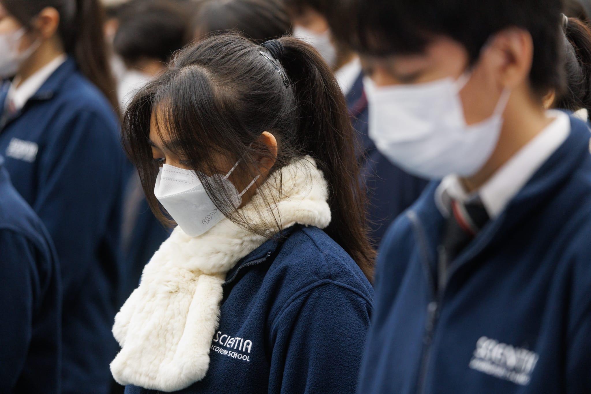 全校所有人士亦齊集於學校禮堂,同步肅立默哀3分鐘。