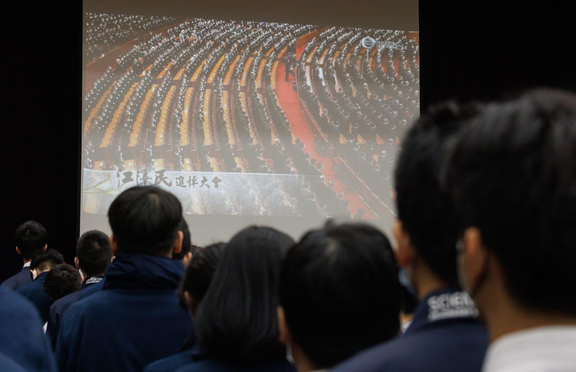 全校共約850位學生及教職員於早上第一節小息後到禮堂集會