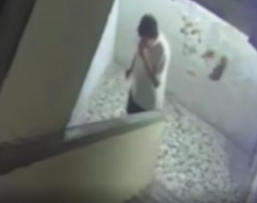 男子離開時不忘再聞一下手上有否沾上屎味