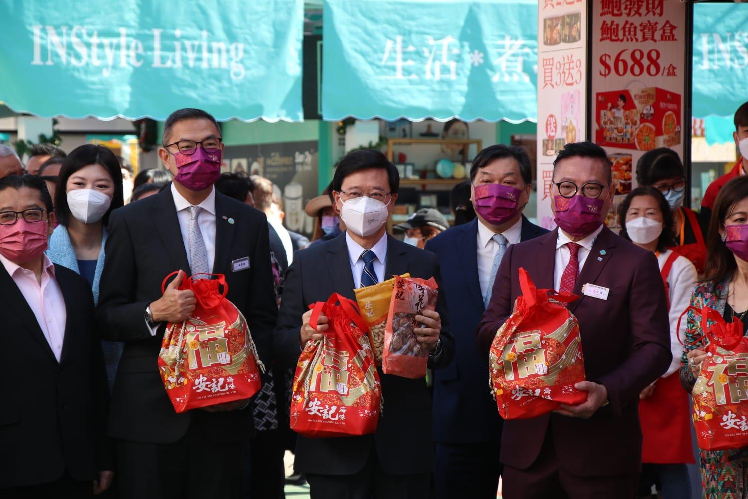 工展會2022|今早開幕 李家超到場支持花費過千元 買冬菇、合桃酥及雞仔餅 (林俊源攝)