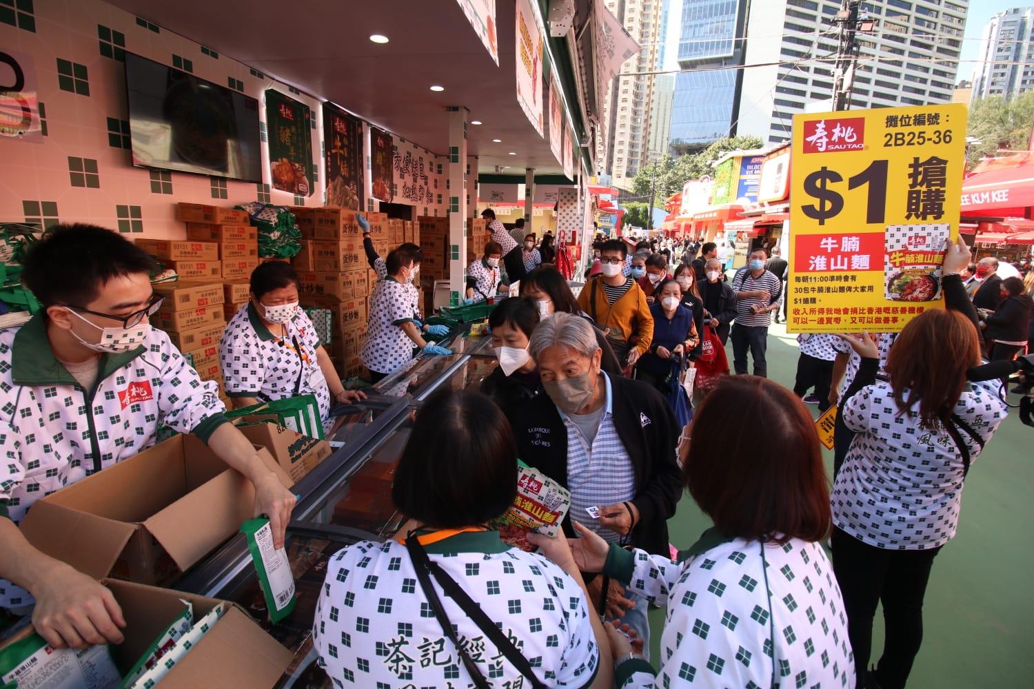 工展會2022|今早開幕 李家超到場支持花費過千元    買冬菇、合桃酥及雞仔餅 (林俊源攝)