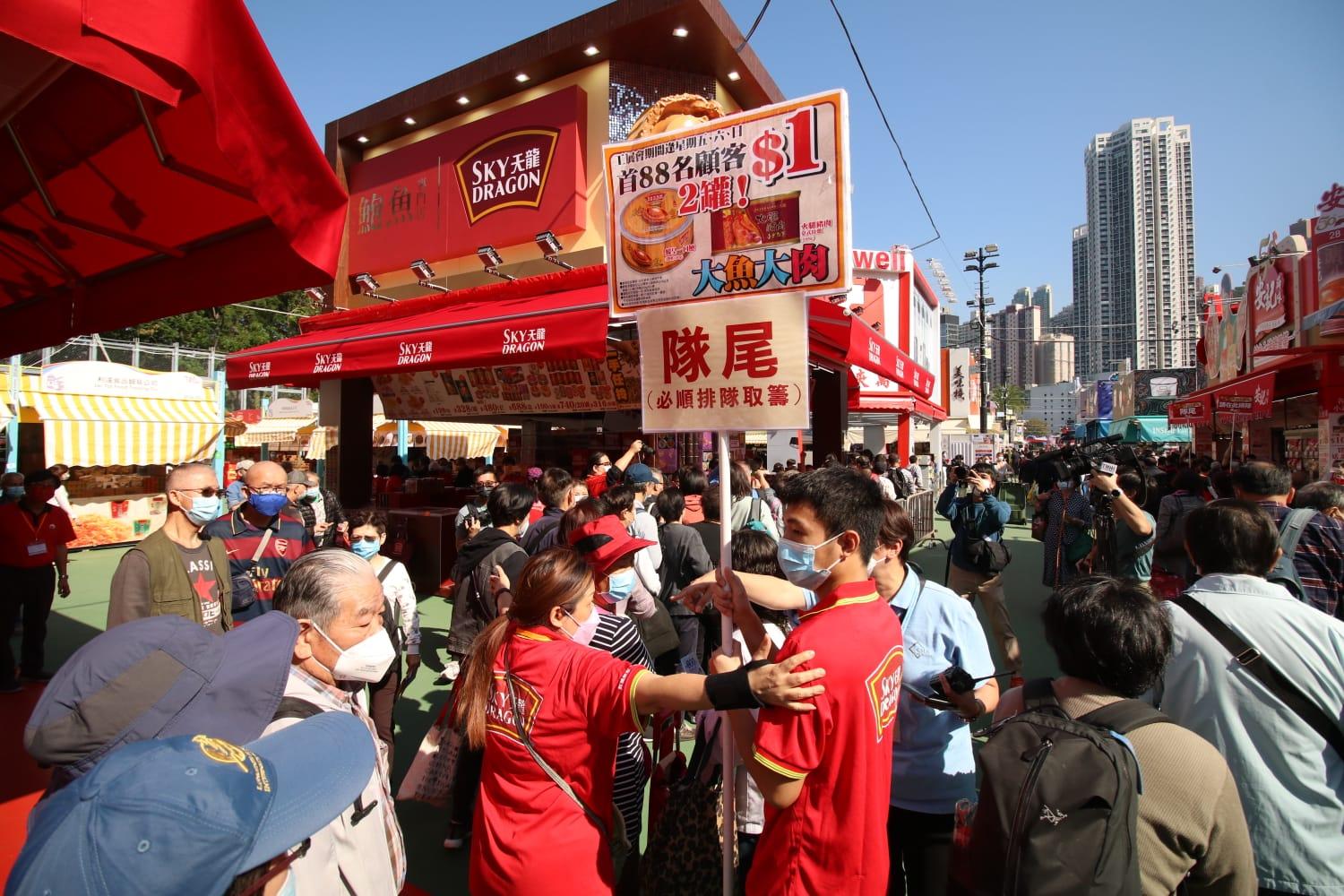 工展會2022|今早開幕 李家超到場支持花費過千元    買冬菇、合桃酥及雞仔餅 (林俊源攝)