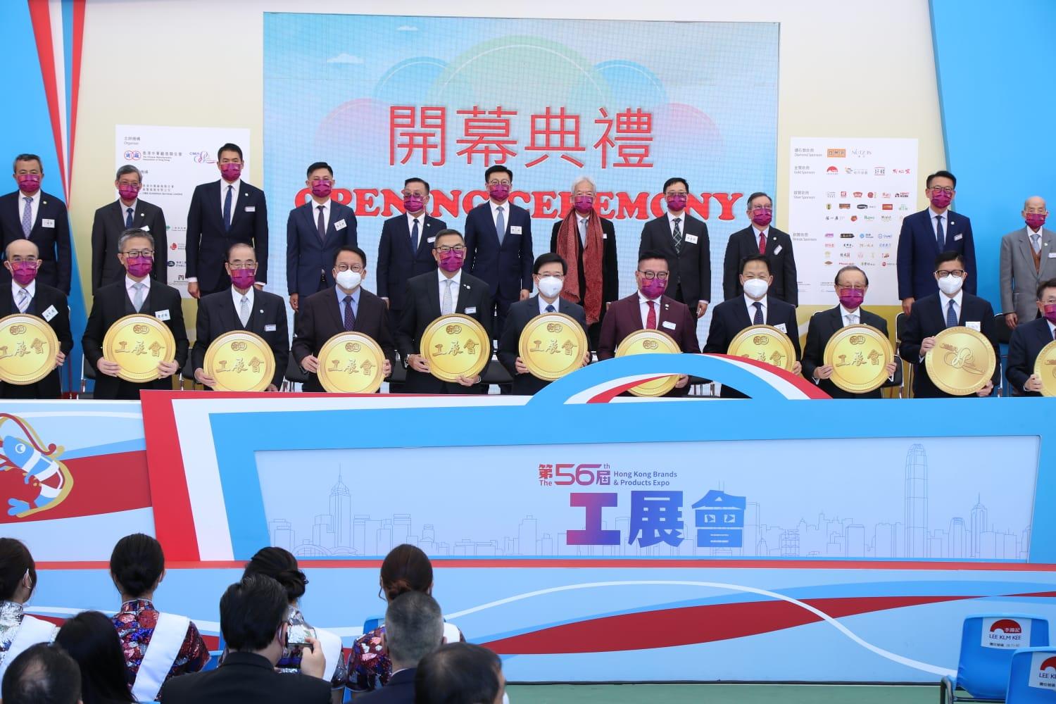 工展會2022|今早開幕 李家超到場支持花費過千元 買冬菇、合桃酥及雞仔餅 (林俊源攝)