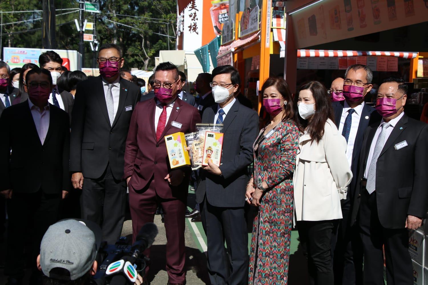 工展會2022|今早開幕 李家超到場支持花費過千元    買冬菇、合桃酥及雞仔餅 (林俊源攝)