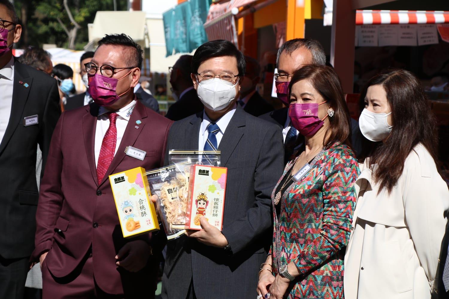 工展會2022|今早開幕 李家超到場支持花費過千元 買冬菇、合桃酥及雞仔餅 (林俊源攝)