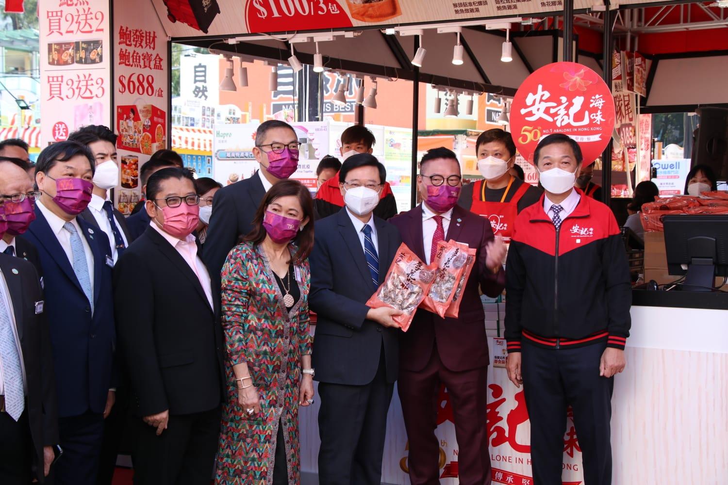 工展會2022|今早開幕 李家超到場支持花費過千元 買冬菇、合桃酥及雞仔餅 (林俊源攝)