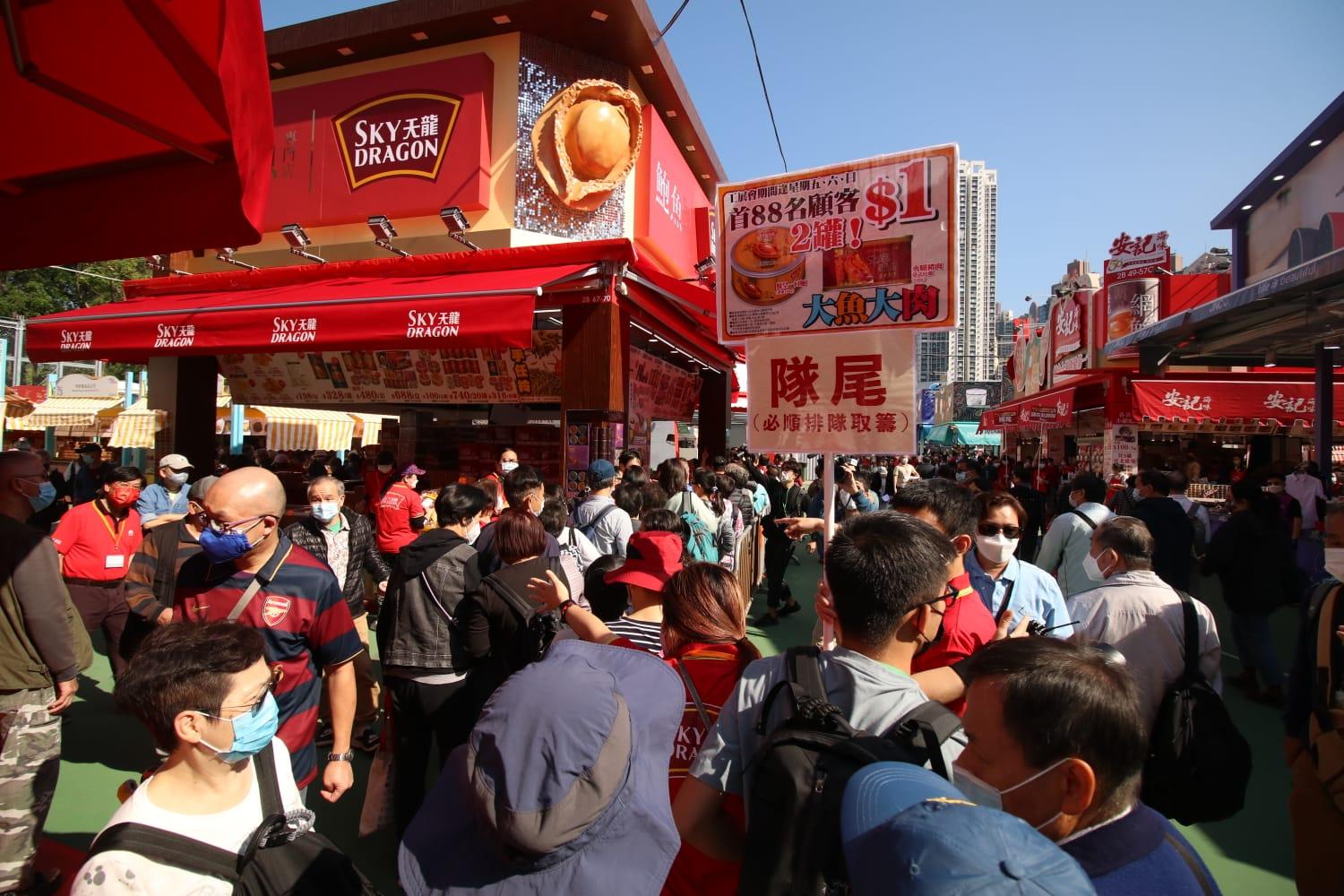 工展會2022|今早開幕 李家超到場支持花費過千元 買冬菇、合桃酥及雞仔餅 (林俊源攝)