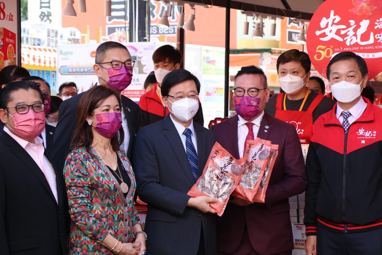 工展會2022|今早開幕 李家超到場支持花費過千元    買冬菇、合桃酥及雞仔餅 (林俊源攝)