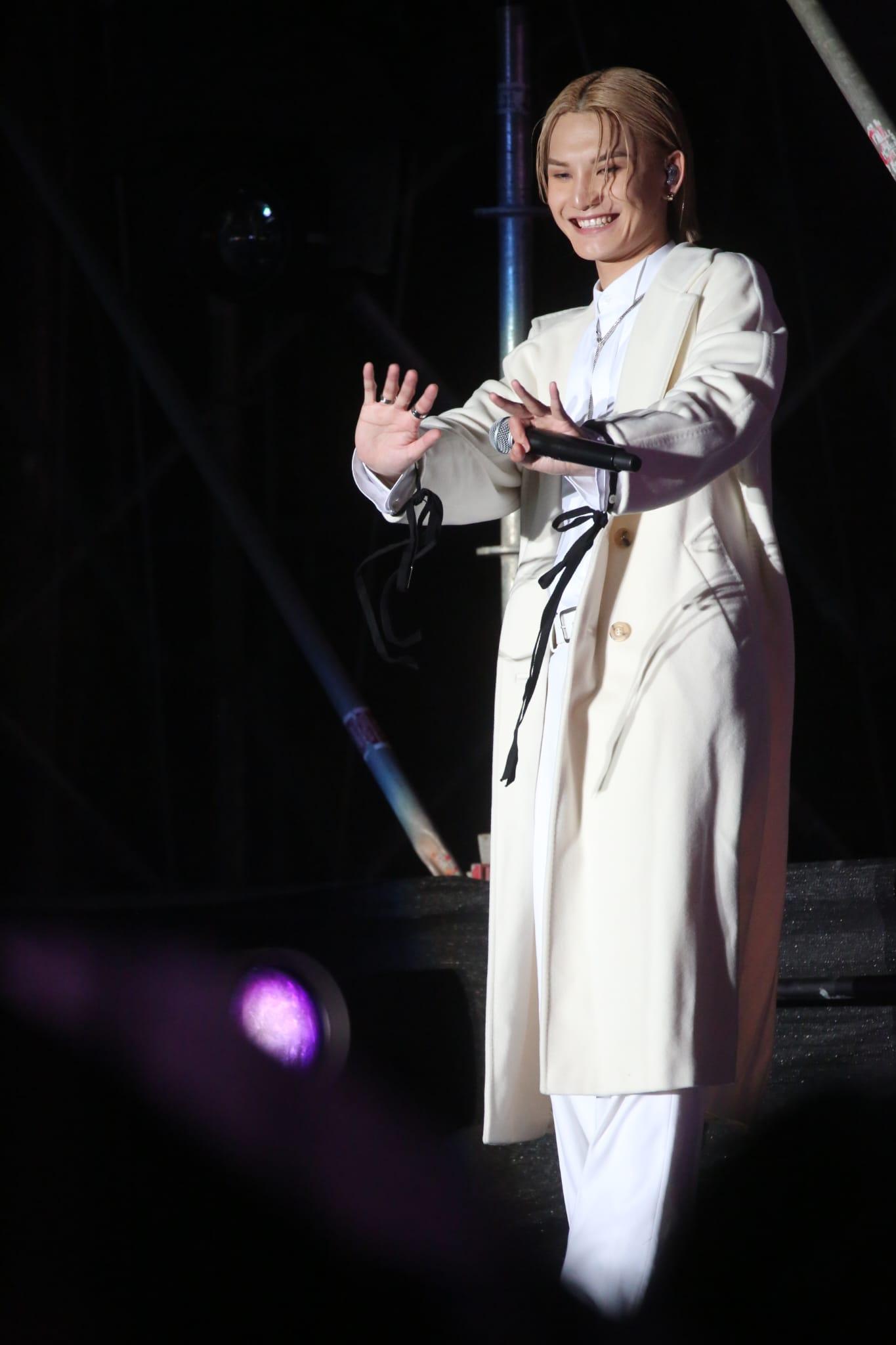 Jeremy以白馬王子look唱《半》和新歌《阿波羅》。(董立華攝)