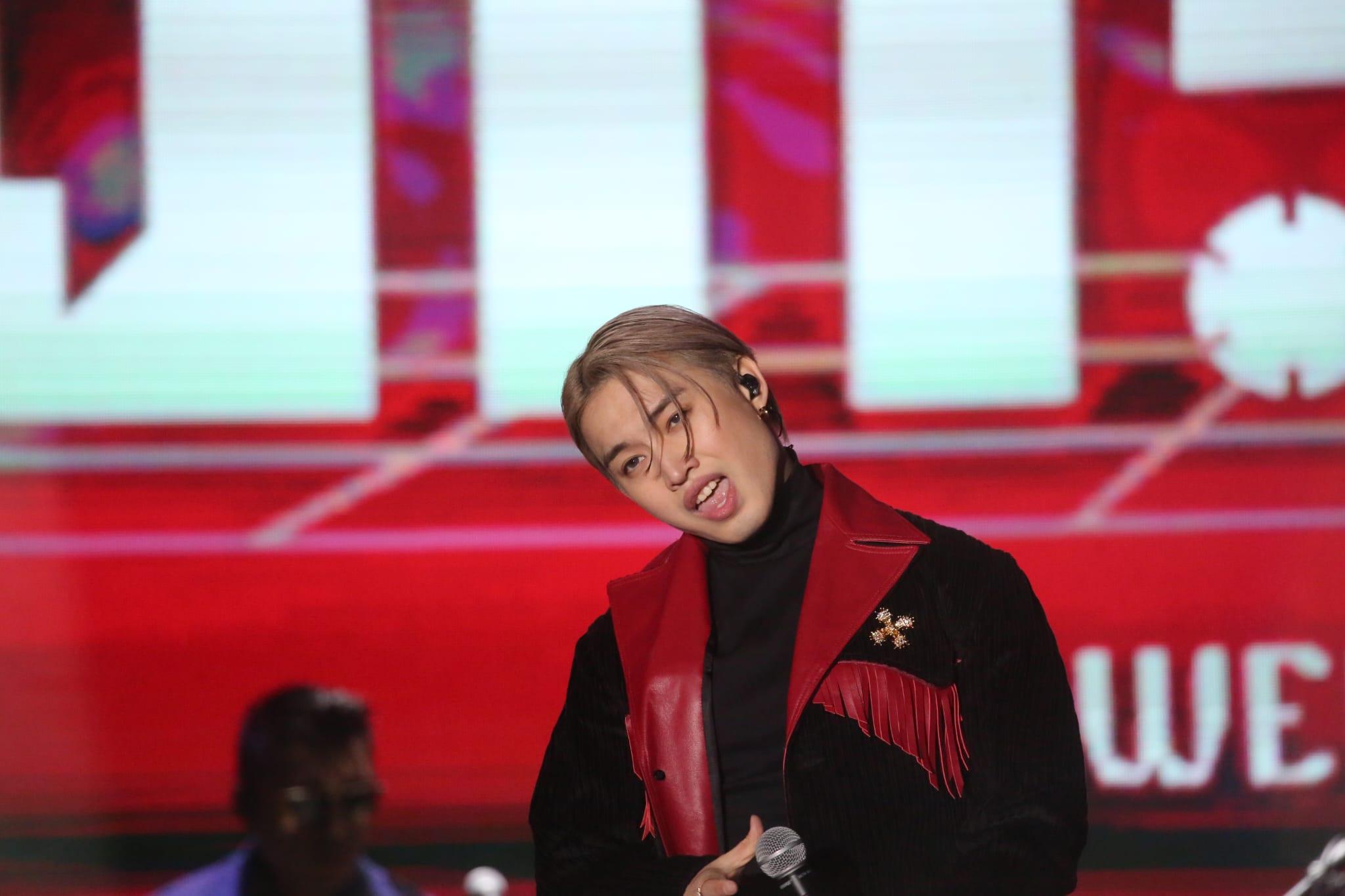 Jer以「狂人look」登場高唱《狂人日記》。(董立華攝)