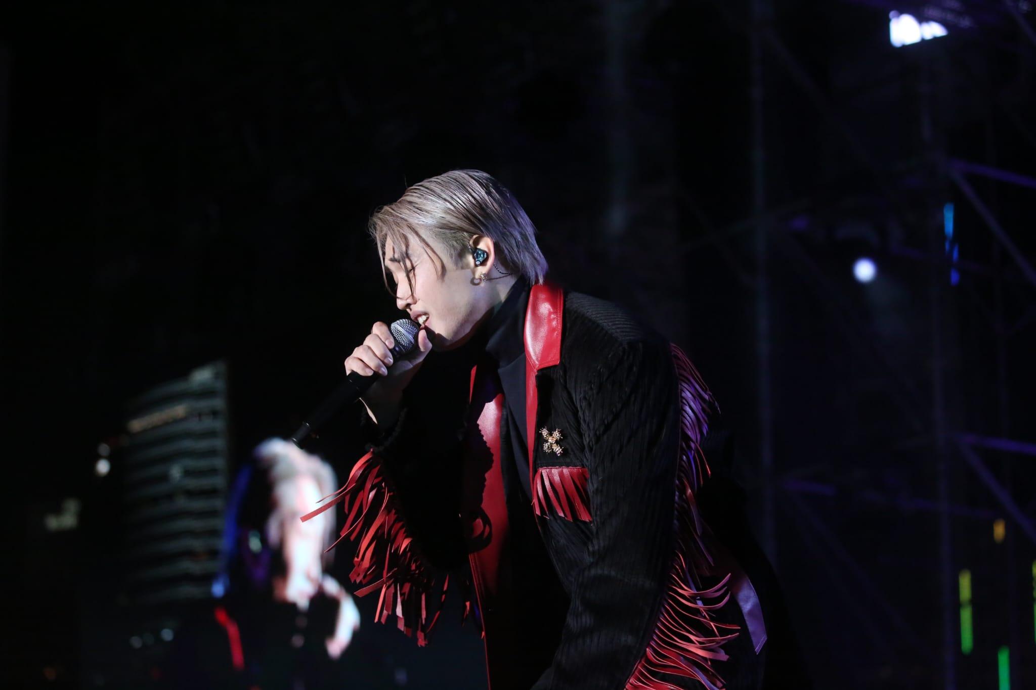 Jer先後唱出《狂人日記》和《MM7》。(董立華攝)