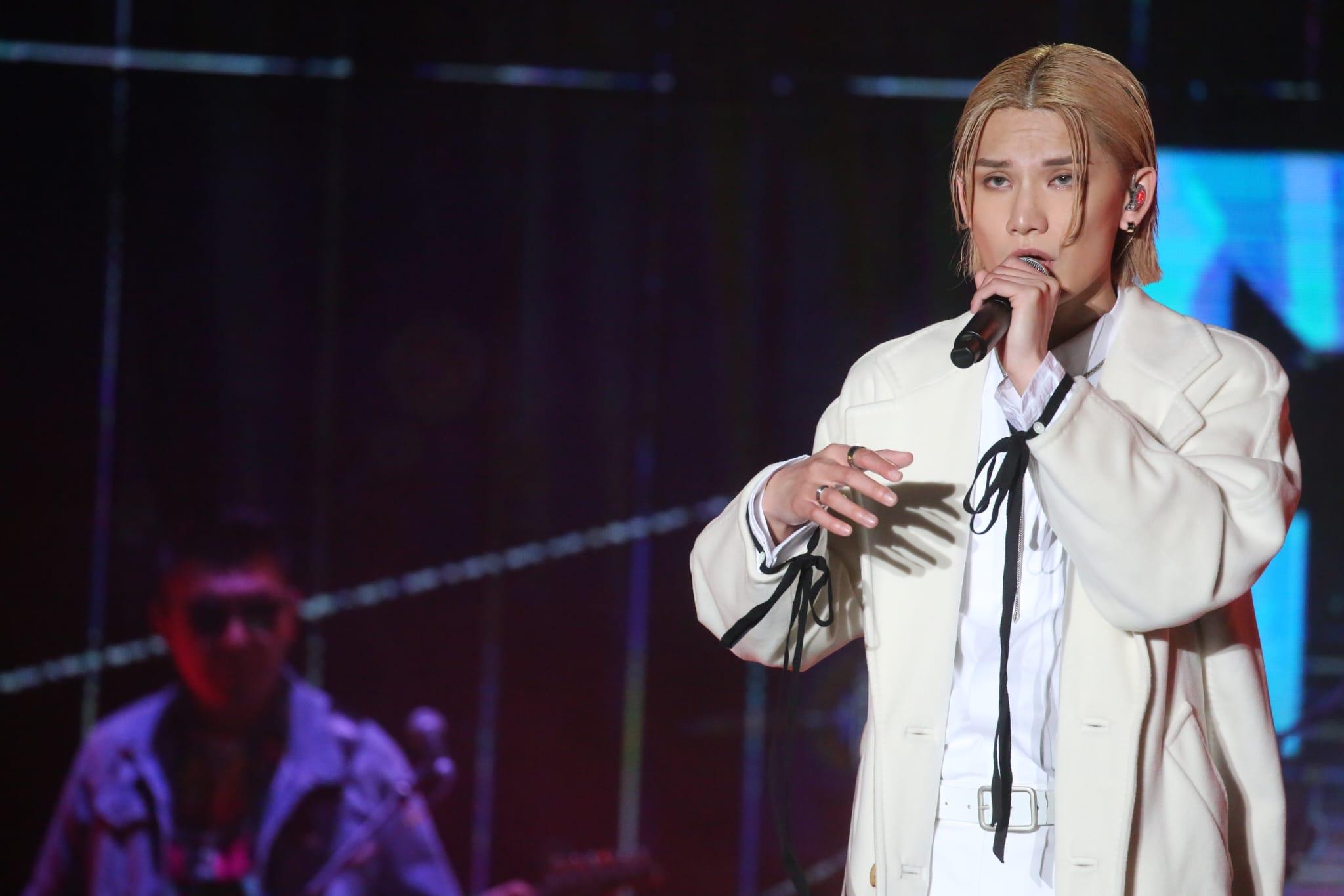 Jeremy以白馬王子look唱《半》和新歌《阿波羅》。(董立華攝)