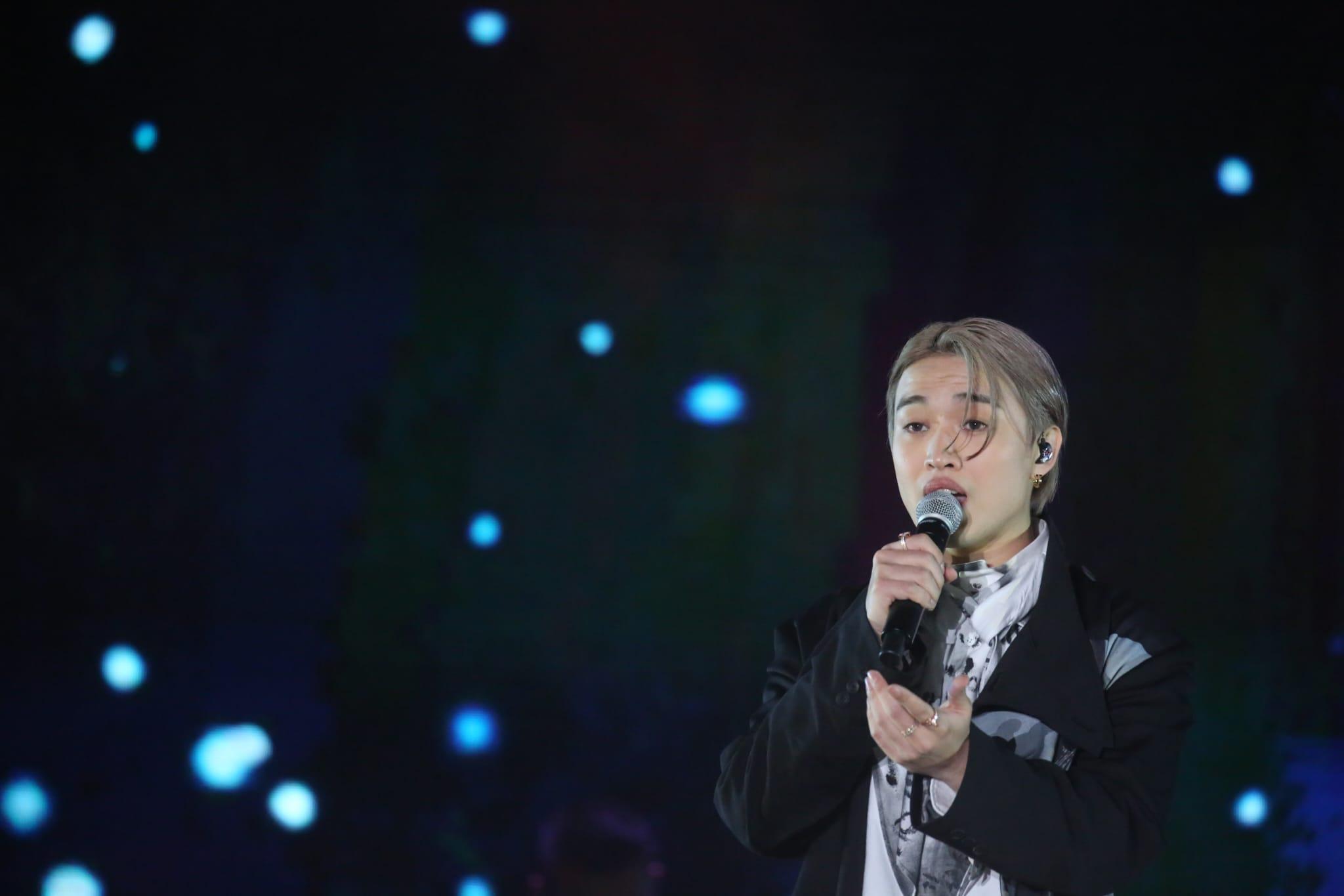 Jer唱《人類群星閃耀時》全場和唱。(董立華攝)