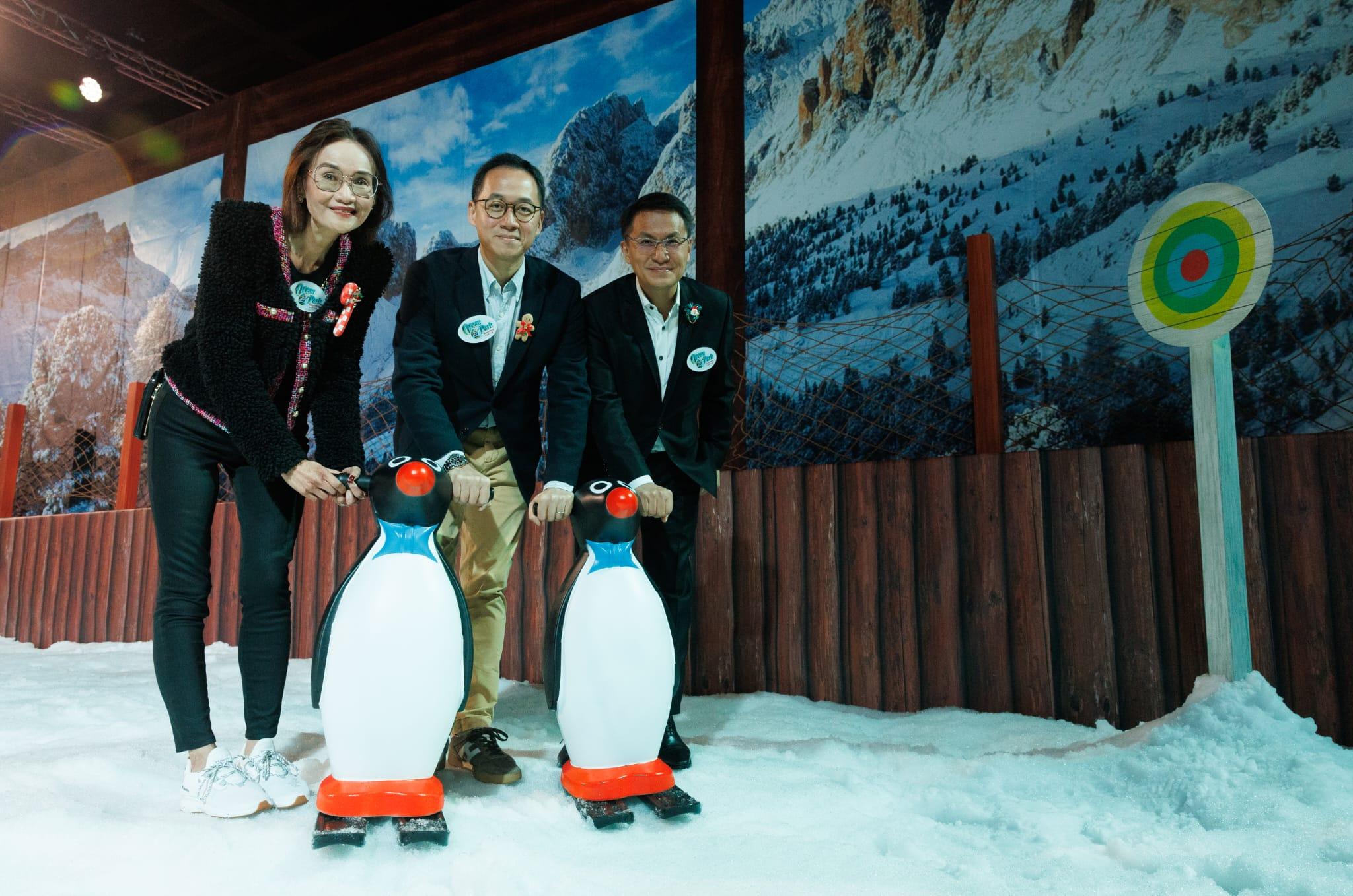 (左)海洋公園行政總裁黃嗣輝(中)海洋公園主席龐建貽 (右)海洋公園副行政總裁及財務總監陳善瑜