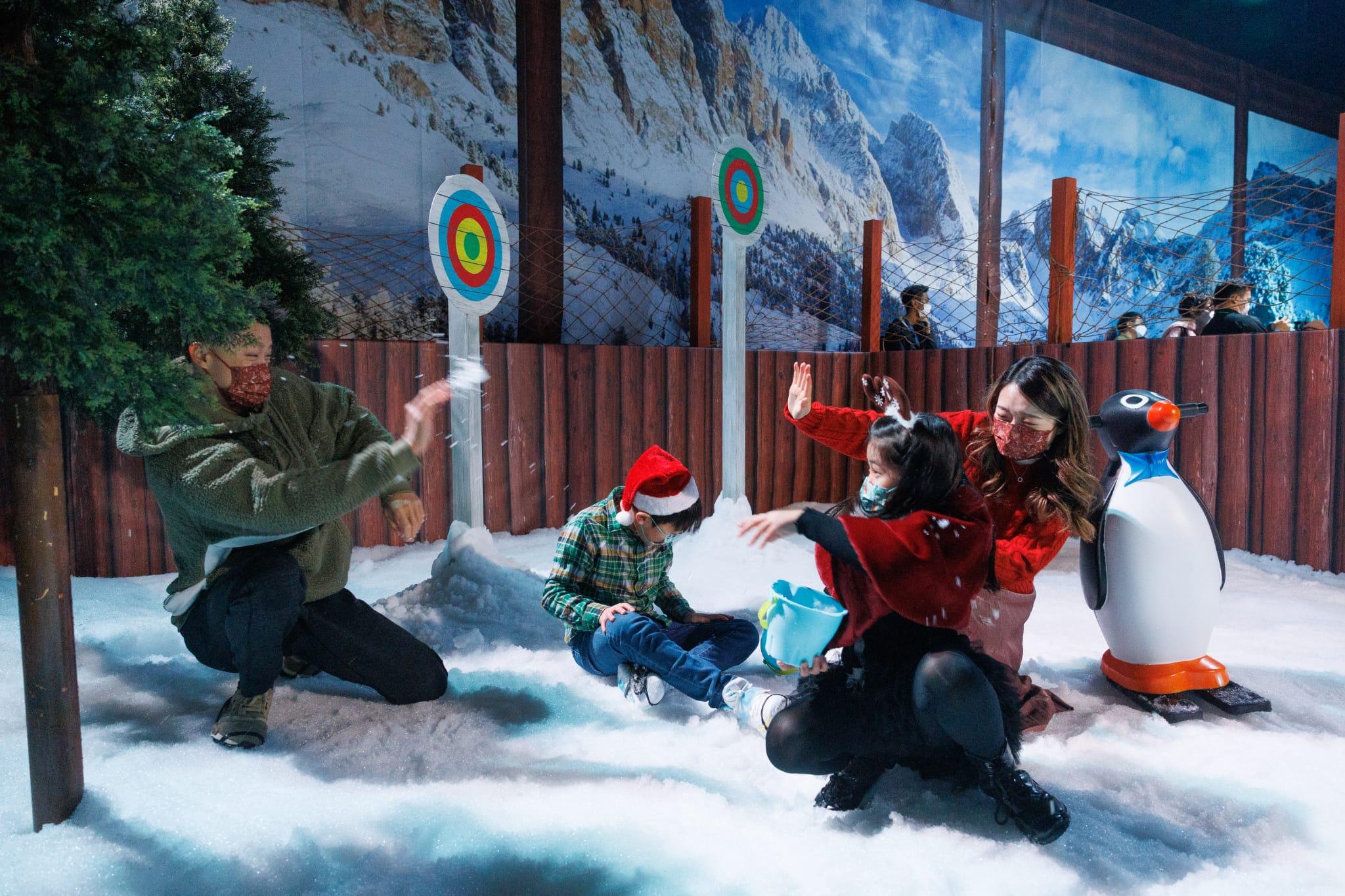 冬雪世界設於怡慶坊,場地會有漫天飄雪,讓入場人士仿如置身聖誕老人故鄉芬蘭拉普蘭小鎮雪地。