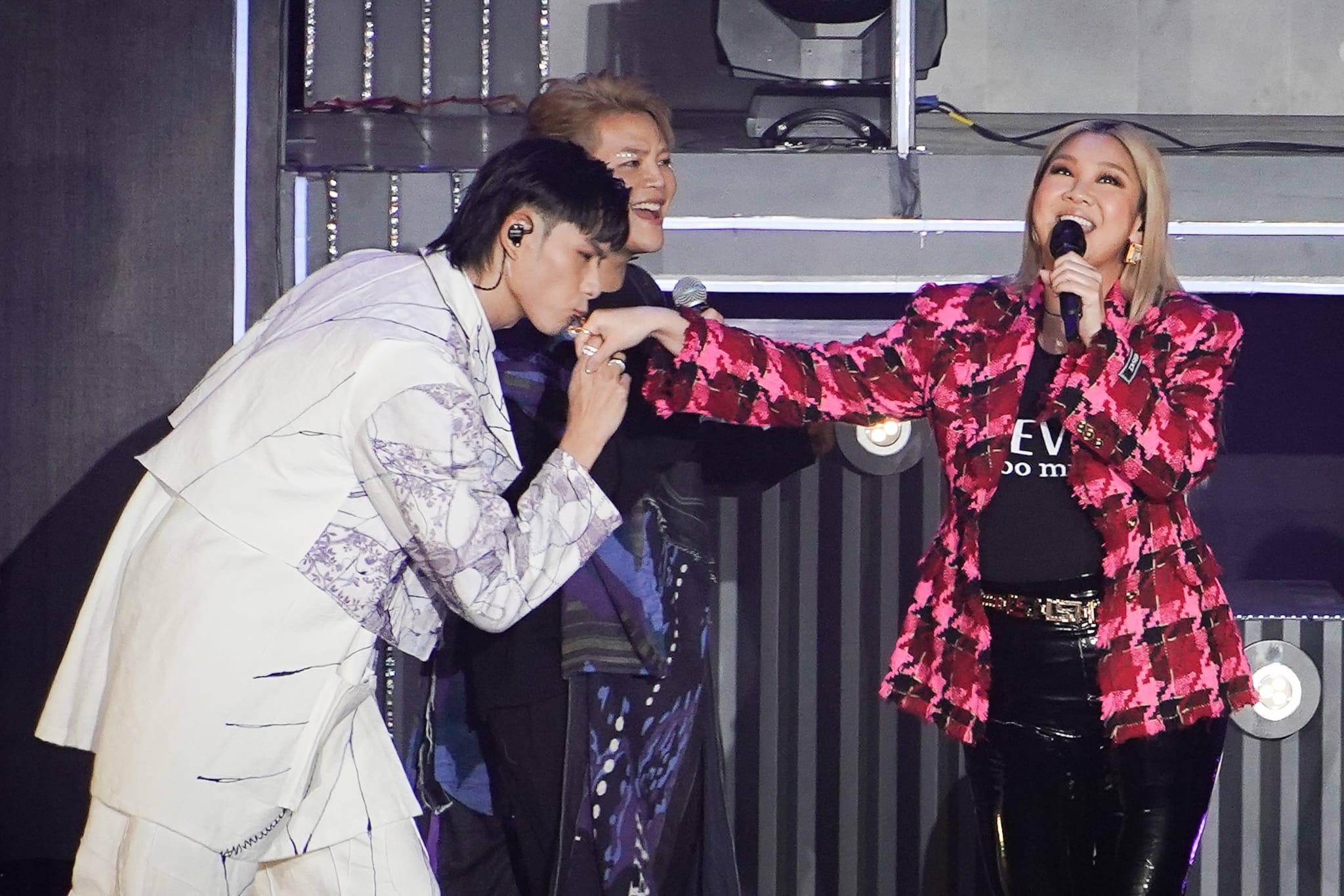 193向欣宜大獻殷勤,為求獲選為最靚仔一員。(李睿哲攝)