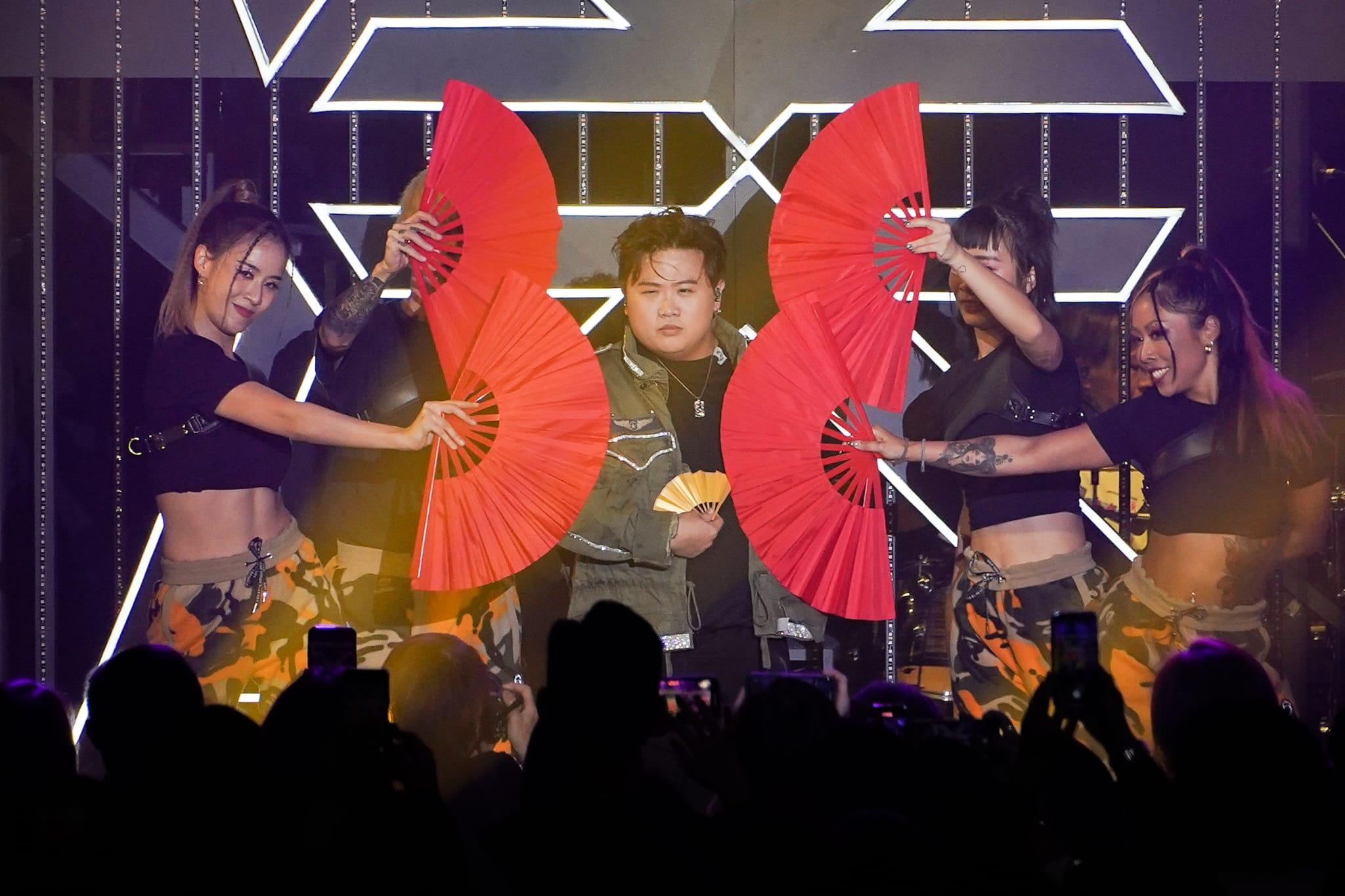 肥仔化身「九龍灣城城」跳唱多首Aaron作品。(李睿哲攝)