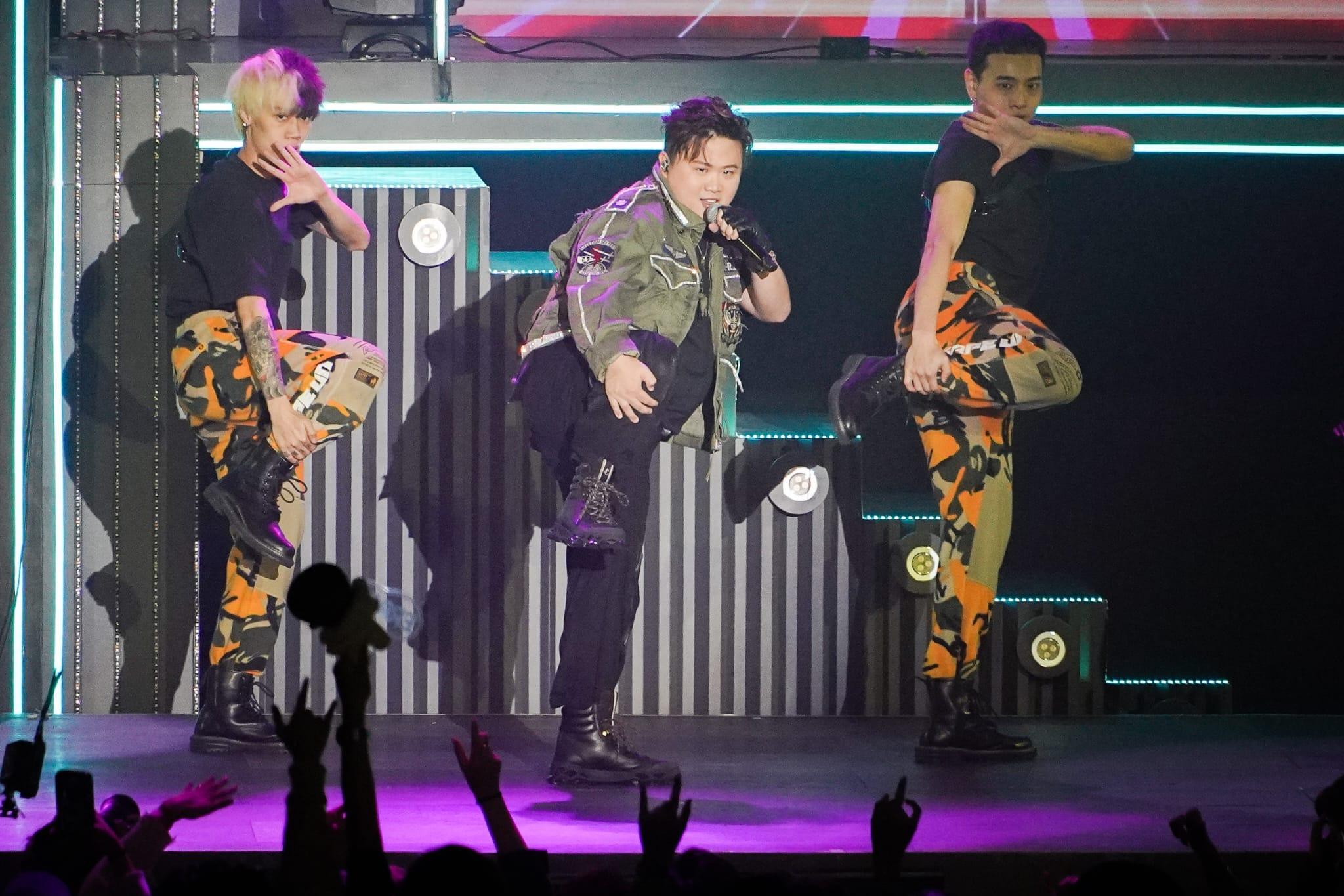 肥仔化身「九龍灣城城」跳唱多首Aaron作品。(李睿哲攝)