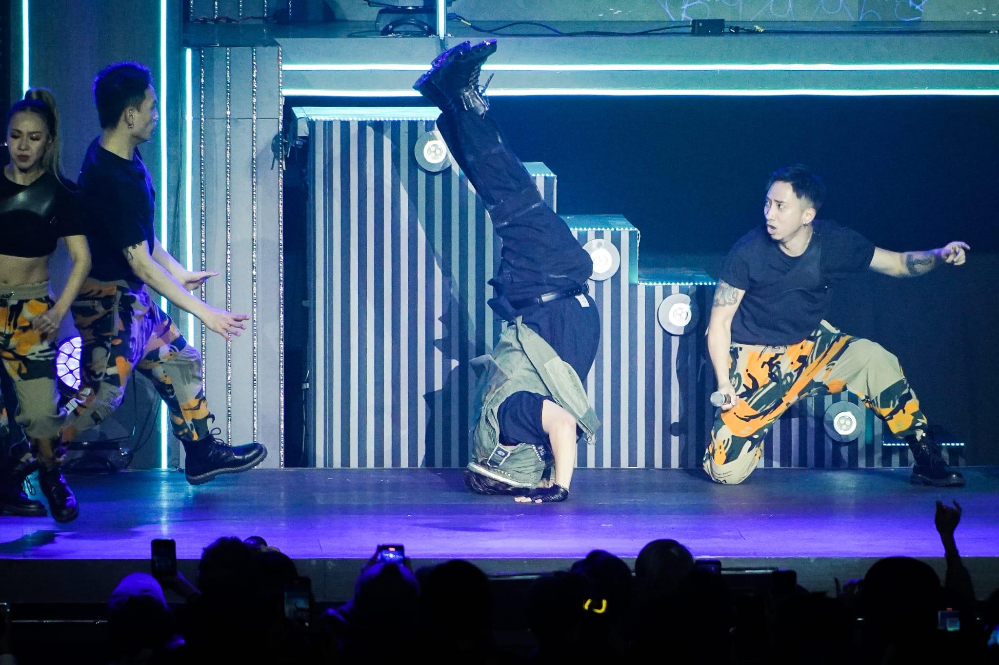 肥仔化身「九龍灣城城」跳唱多首Aaron作品。(李睿哲攝)