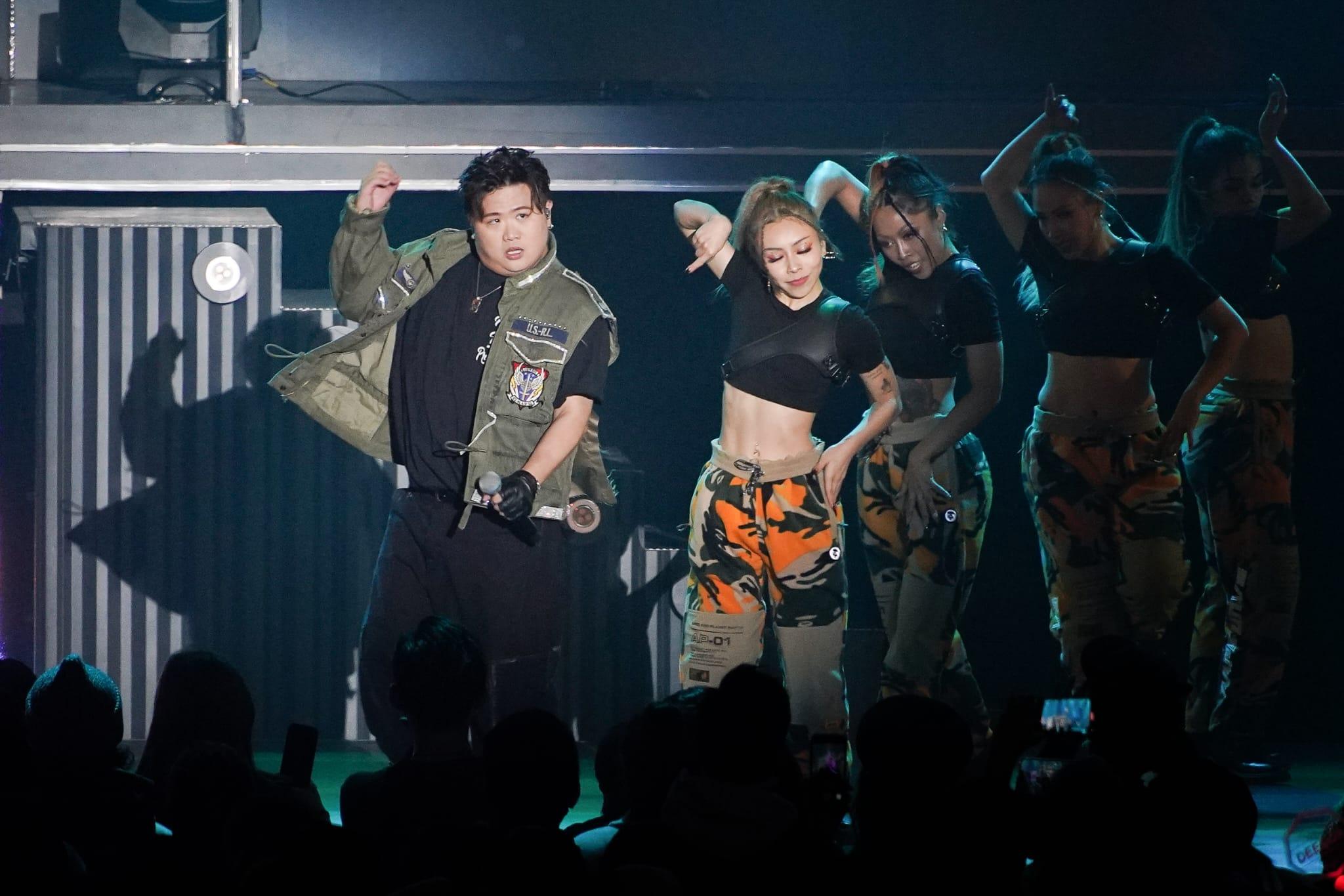 肥仔化身「九龍灣城城」跳唱多首Aaron作品。(李睿哲攝)