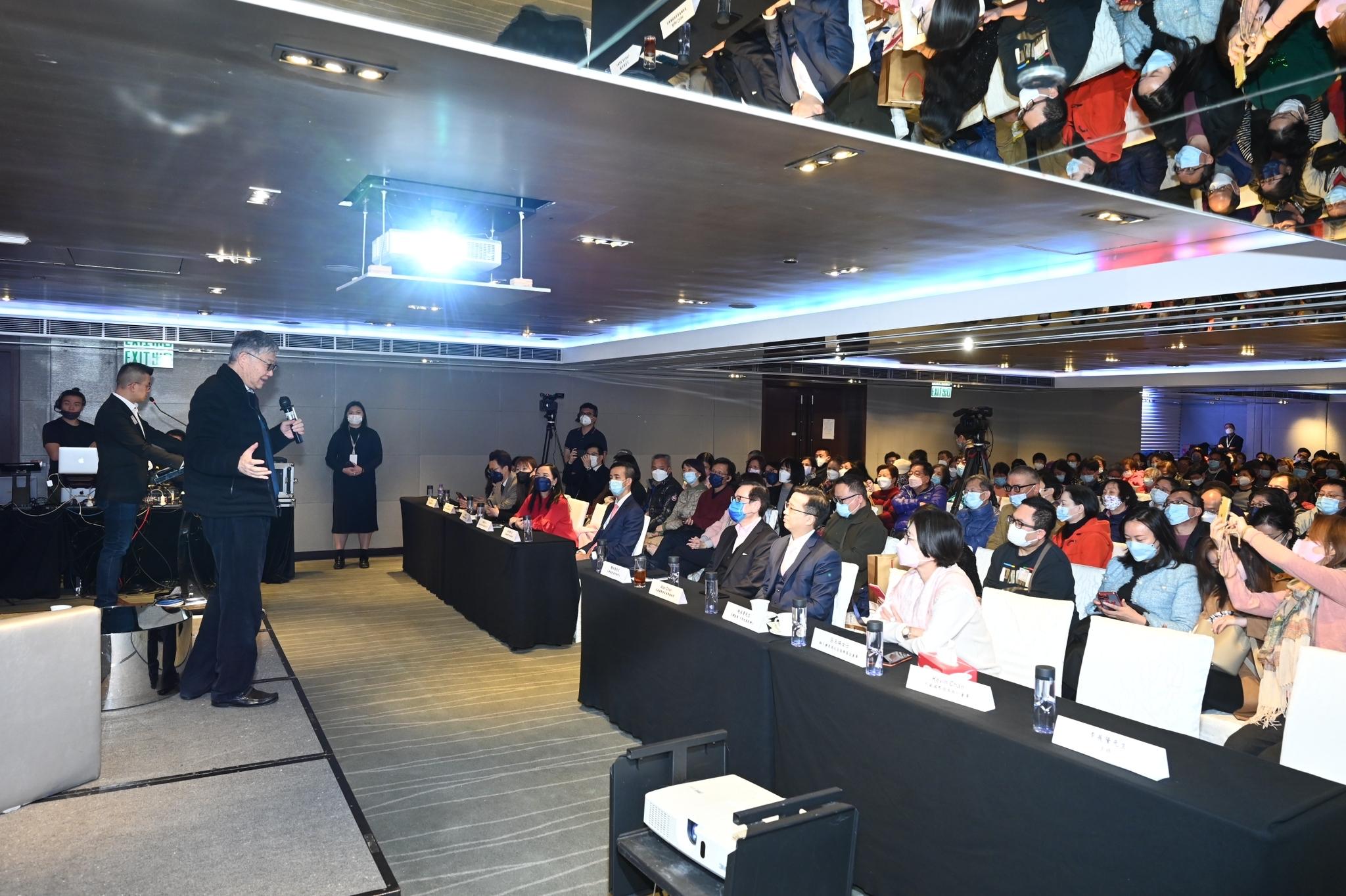 當日施老闆身體抱恙,仍如期應約出席研討會。