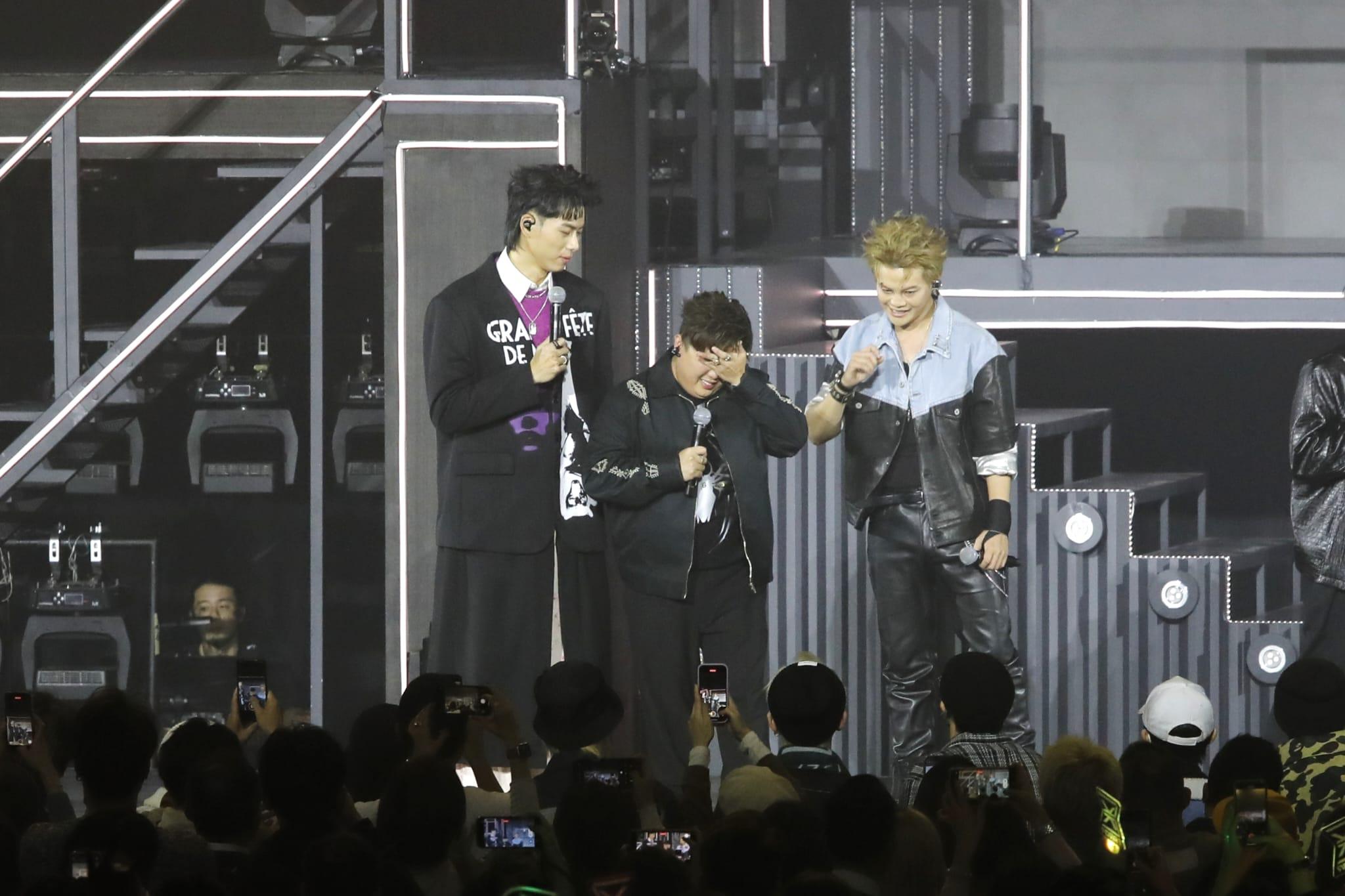 肥仔分享唱《Am I crazy》的感受時,一度感觸淚,成為尾場第一位喊的成員。(林俊源攝)