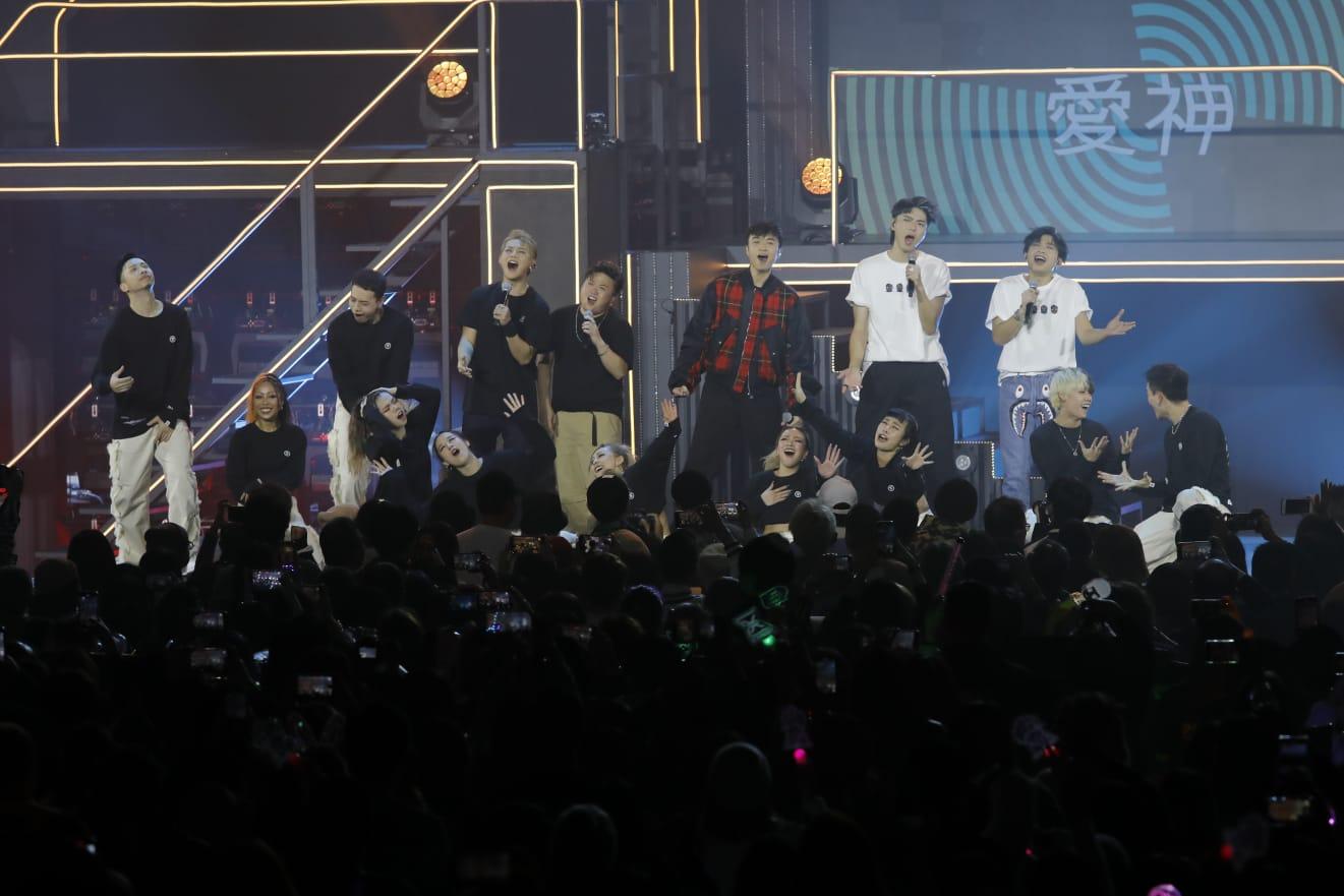 古巨基驚喜現身,與ERROR合唱《勁歌金曲》。(林俊源攝)