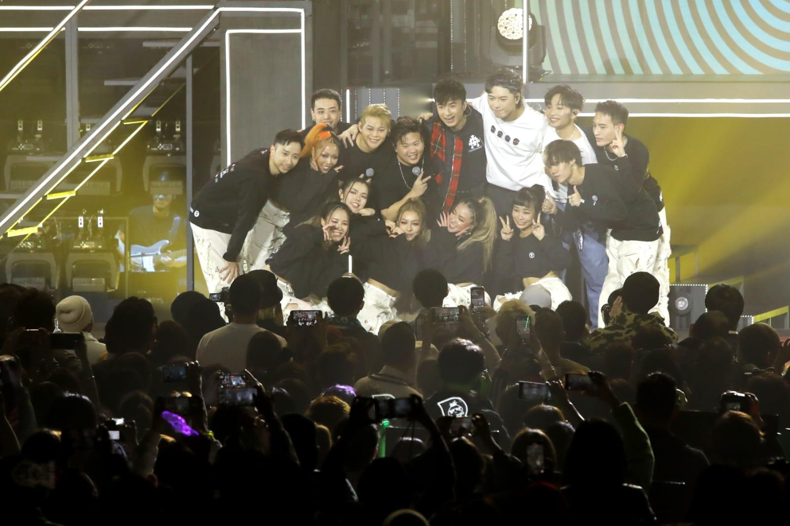 古巨基擔任尾場嘉賓,與ERROR及舞蹈員在台上大合照。(林俊源攝)