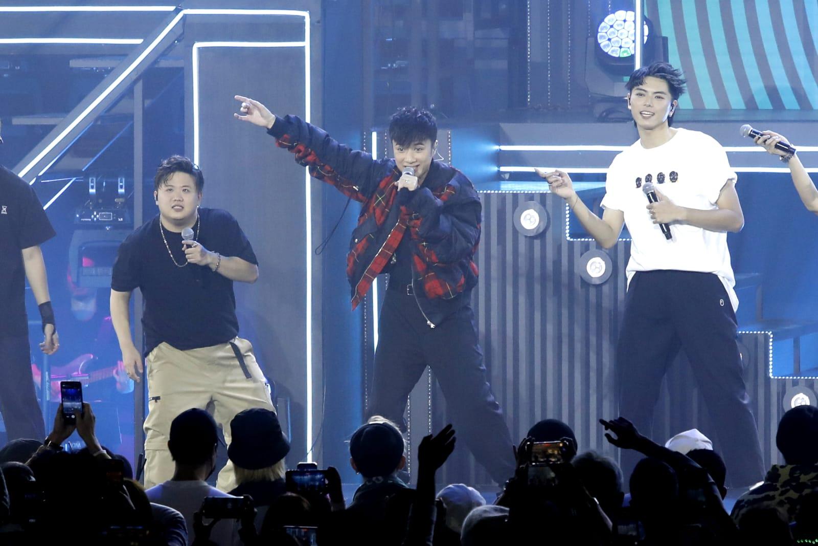 古巨基驚喜現身,與ERROR合唱《勁歌金曲》。(林俊源攝)