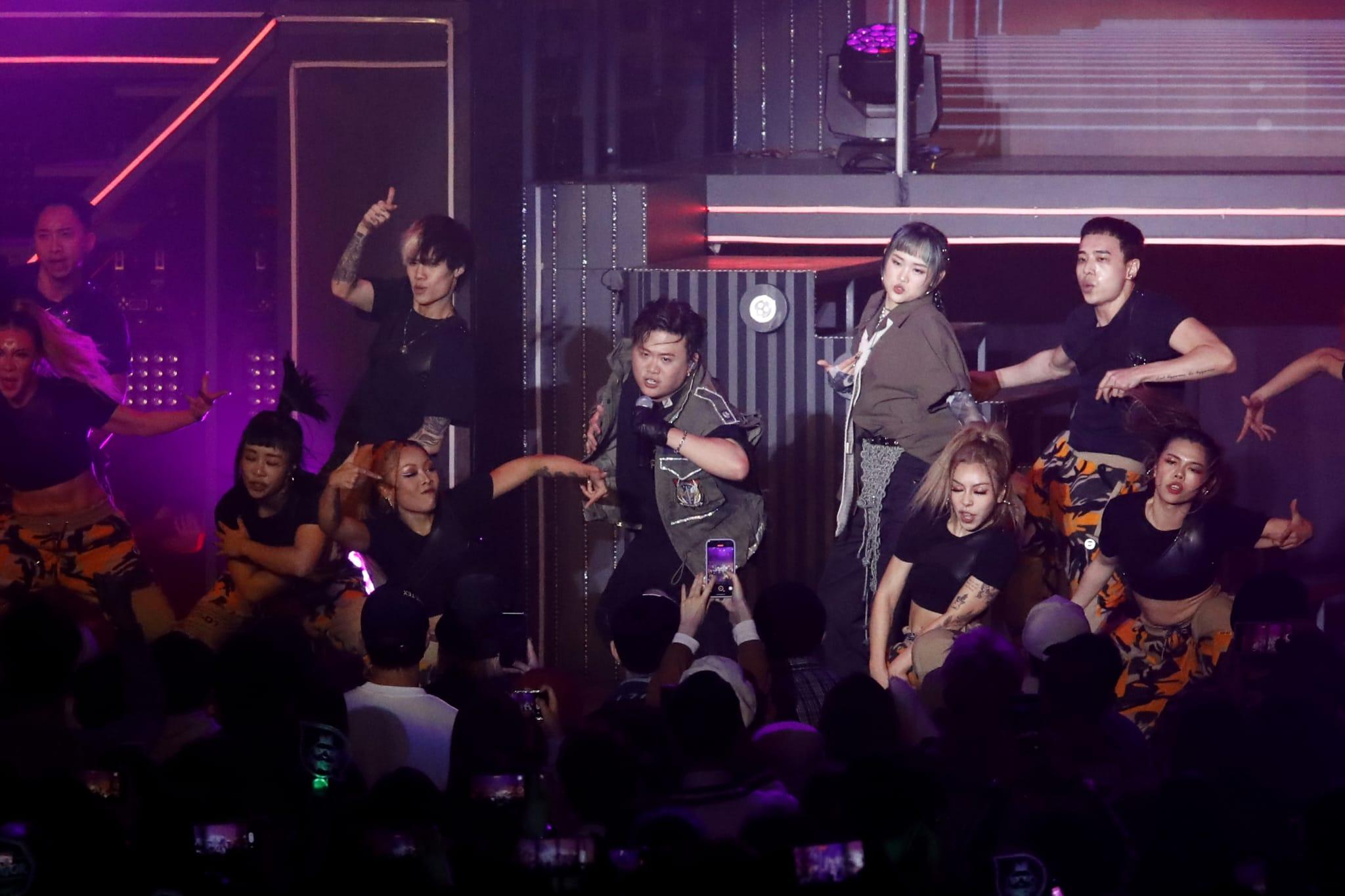 肥仔在尾場去到盡,一口氣跳唱13分鐘,非常厲害。(林俊源攝)