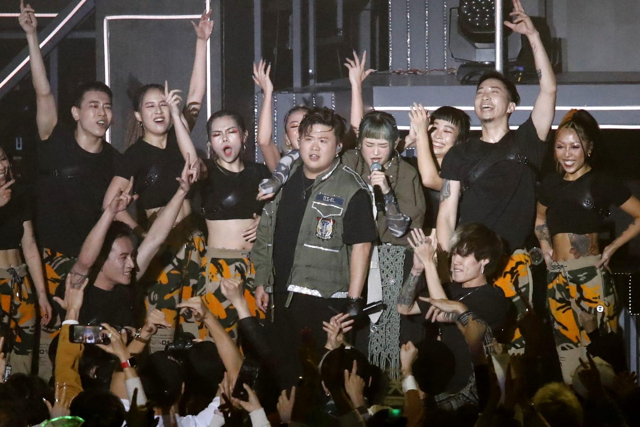 肥仔一口氣跳唱13分鐘,尾場獲Win Win擔任嘉賓。(林俊源攝)