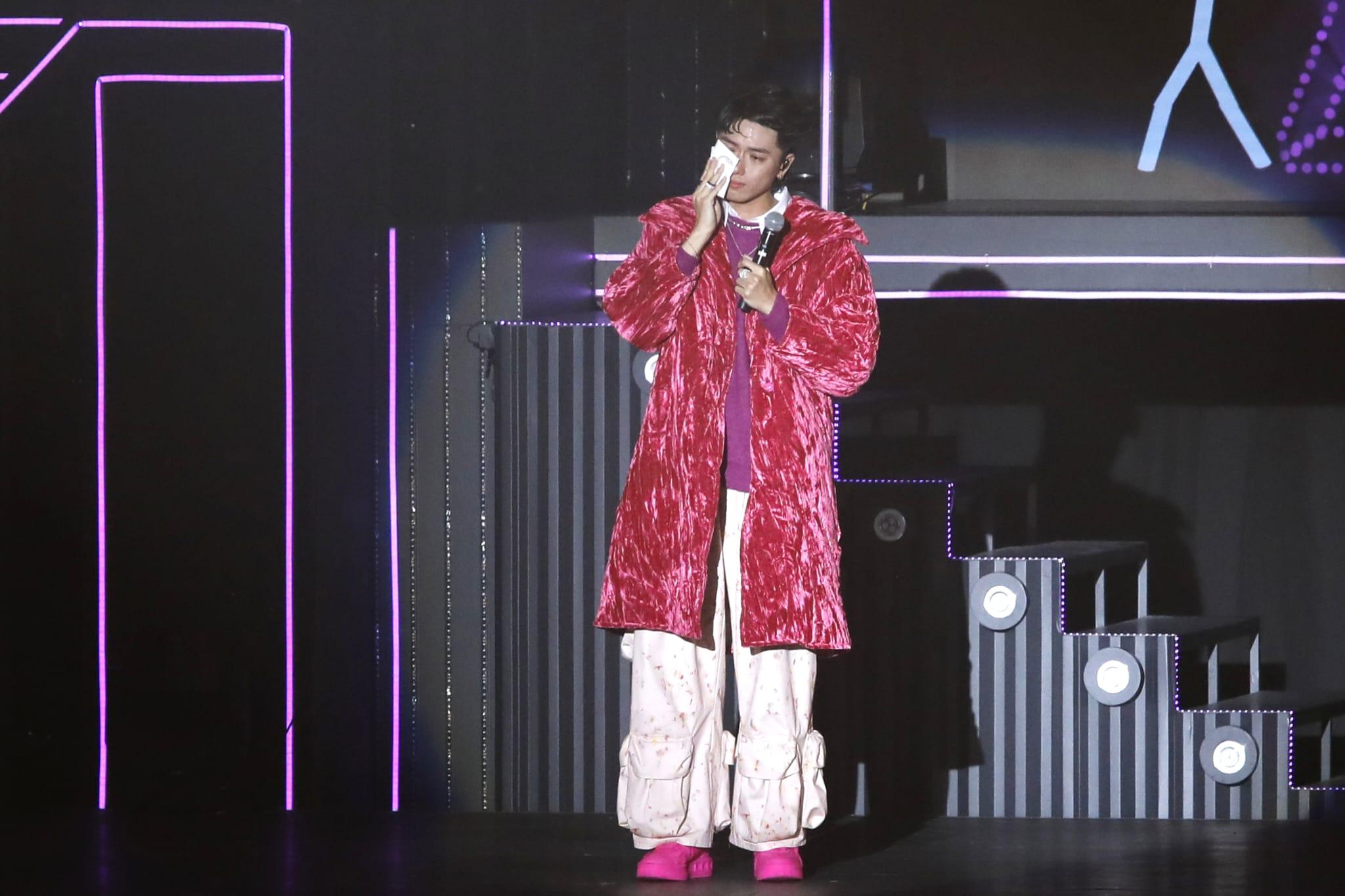 眼淺的193每次想到「老婆」們不離不棄,都感觸落淚。(林俊源攝)