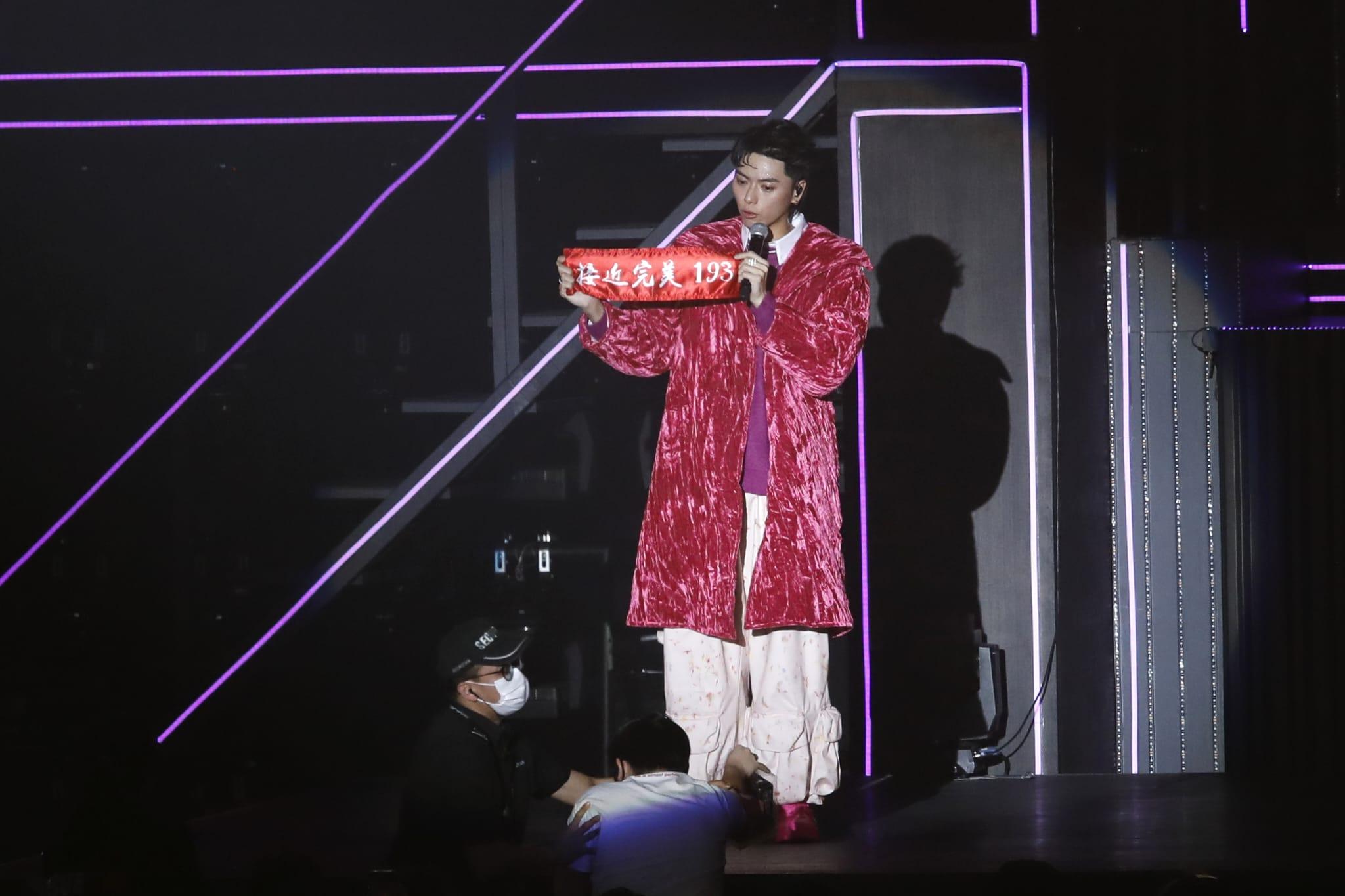 193手上的「接近完美193」手幅,是他第一張手幅,珍而重之。(林俊源攝)