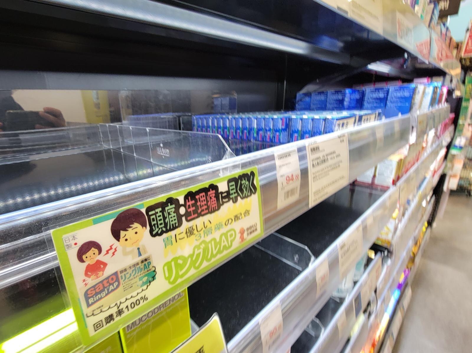 含撲熱息痛止痛退燒藥供不應求,有個別商戶推出限購通知。(陳奕釗攝)