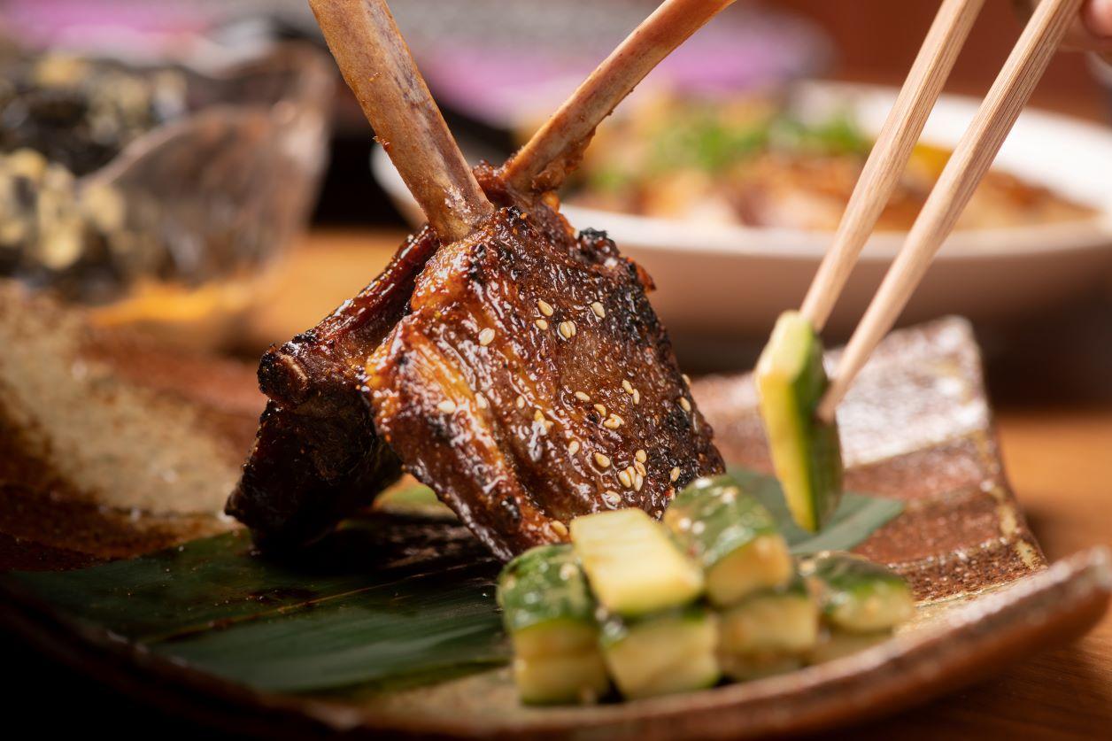 主菜方面則有六款選擇,包括龍蝦蕎麥麵、宮崎縣A5和牛、香辣羊排及味噌三文魚等等,款款都好吸引!