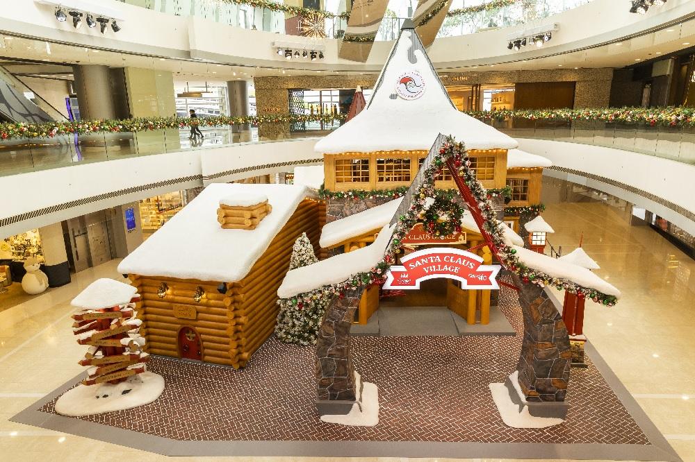 打卡點1:踏進聖誕老人村大門開展夢幻聖誕旅程。