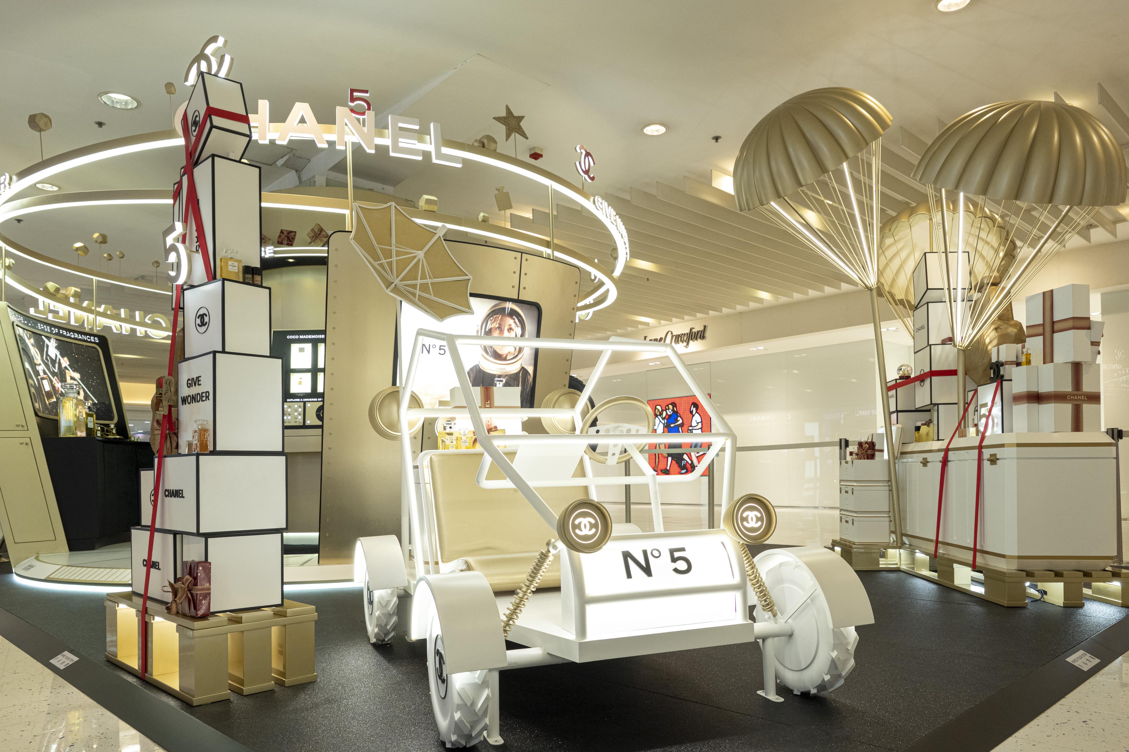 月球登陸車是不少女生的打卡位。