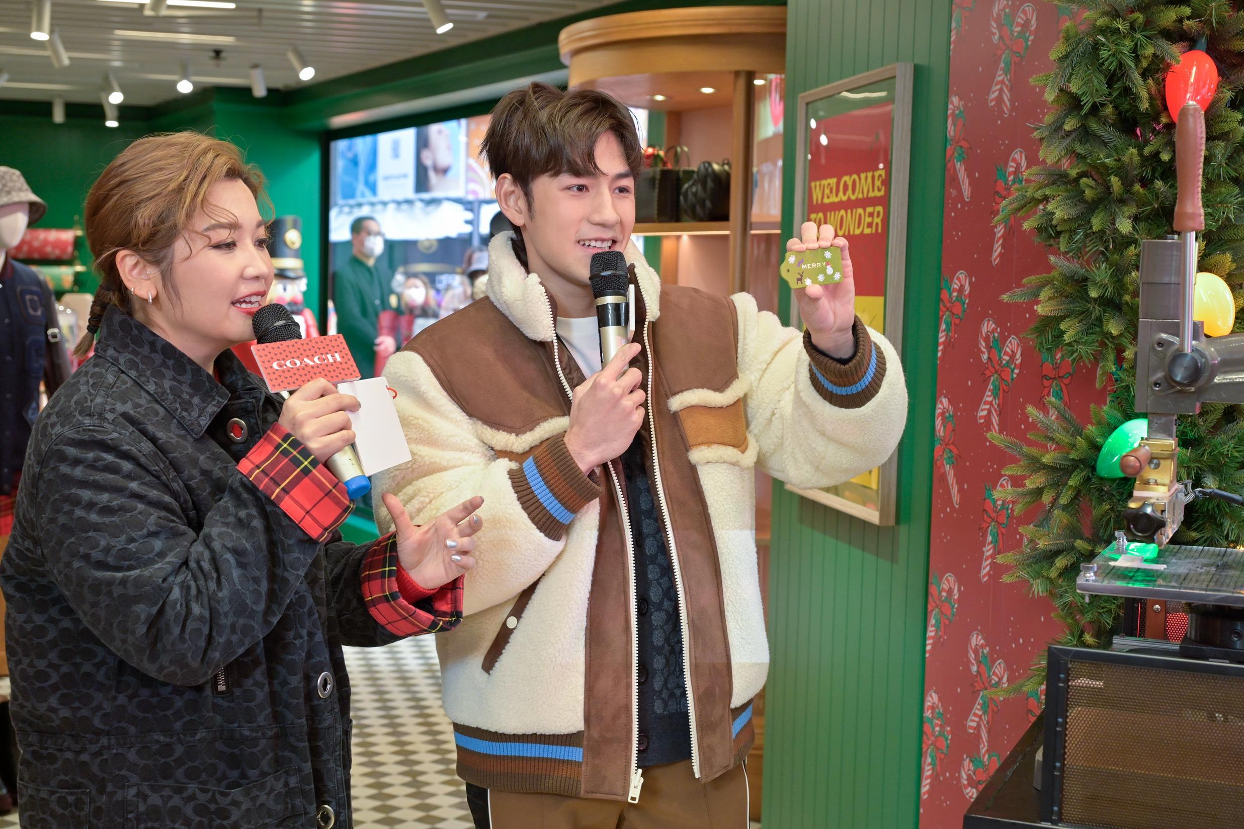 Jeffrey即場示範手袋hangtag的客製化Monogramming服務。