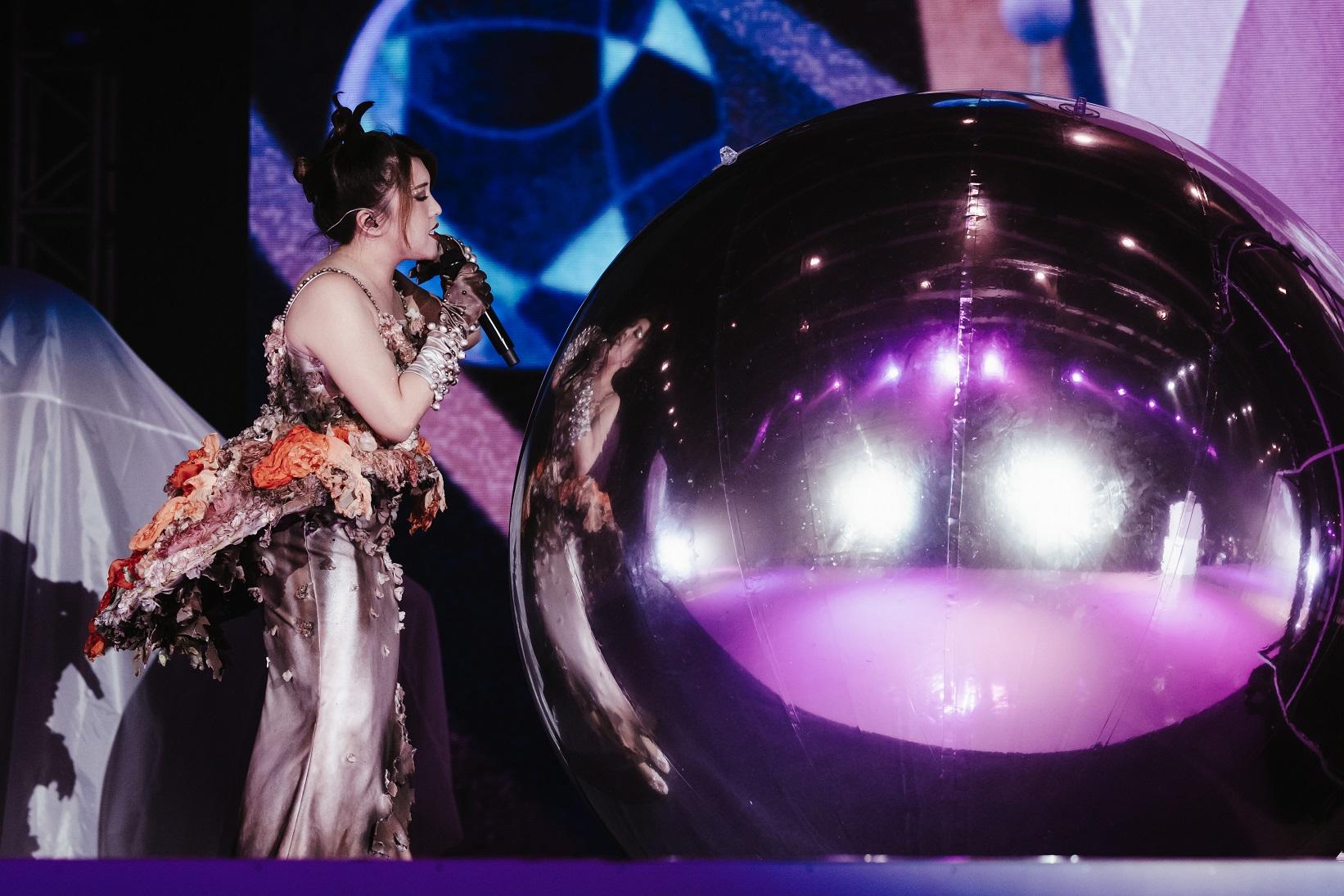 Serrini自爆食肥咗,令表演裙子也差點不合穿。