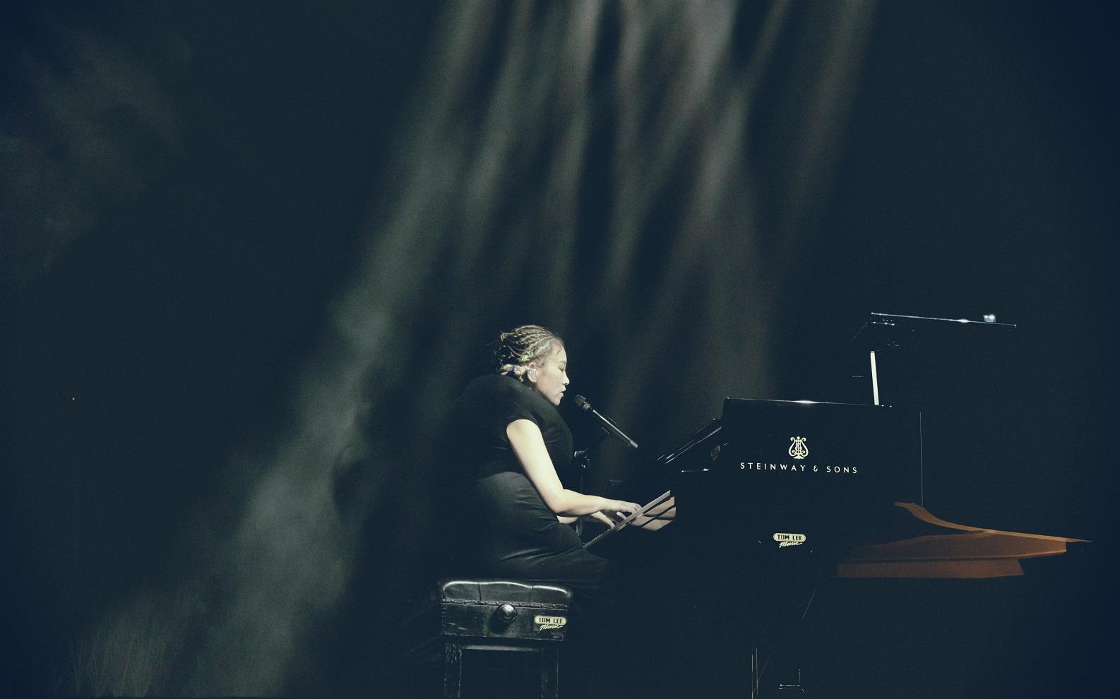 Ivana自彈自唱,觀眾錯重點,留意到她雙手好幼細。