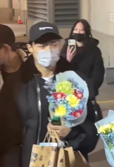 AK拿著粉絲送的鮮花和禮物。(網上片段)