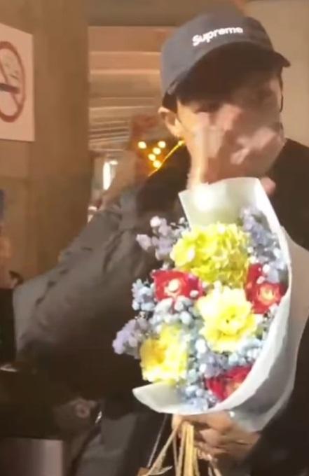 AK上車前跟粉絲揮手拜拜。(網上片段)