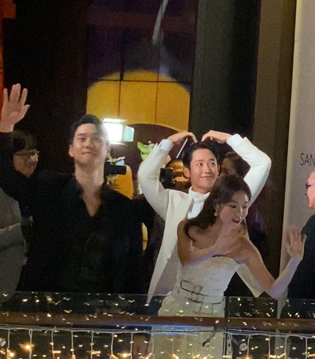 丁海寅、高庚杓向粉絲擺出心心動作