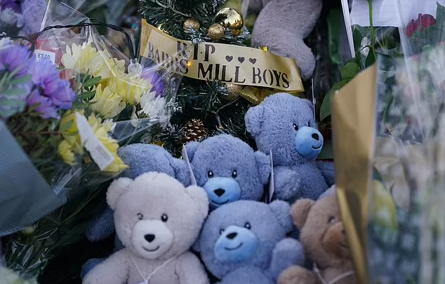 民眾悼念墮湖死亡小童。(互聯網)