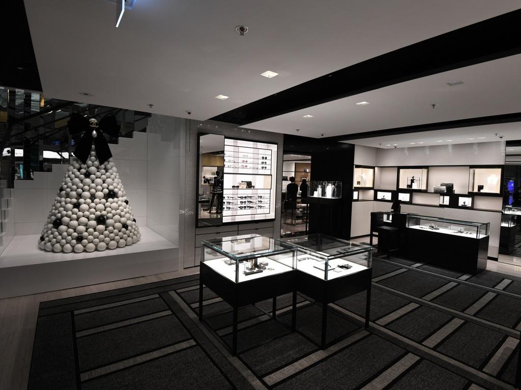 CHANEL雙層旗艦店進駐香港國際機場。